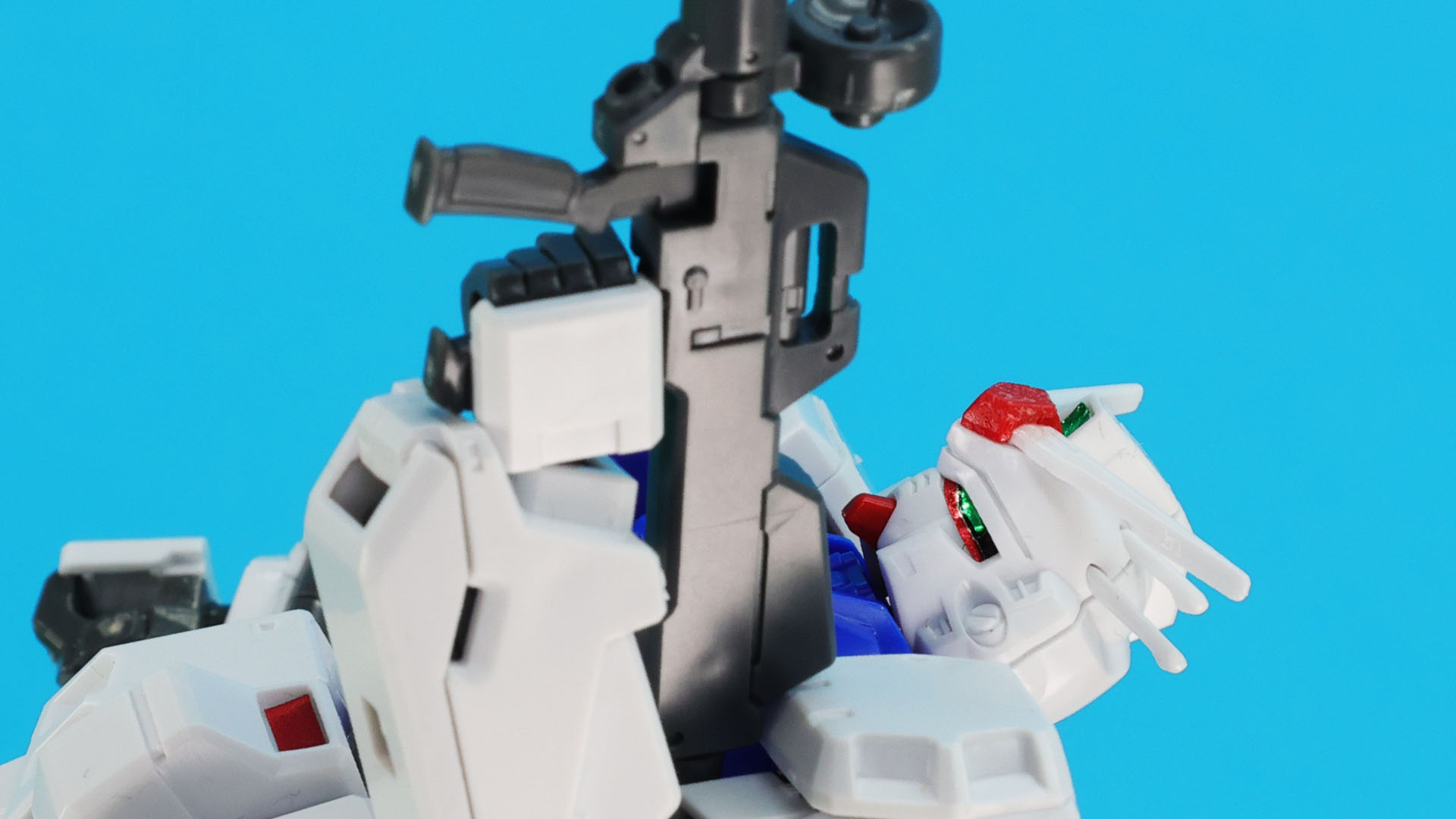 死闘の末、ガトーはトドメを刺さずに行ったようだ……そして敵味方関係なくソーラシステムIIを照射する地球連邦軍……