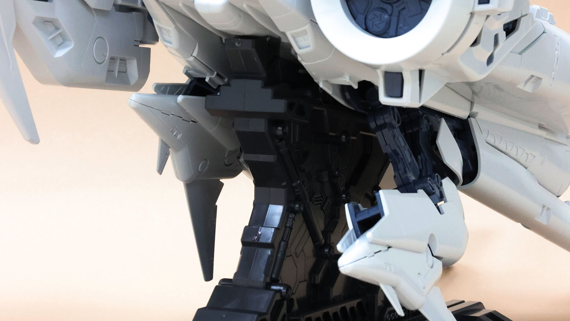 巨大なクローアームを展開