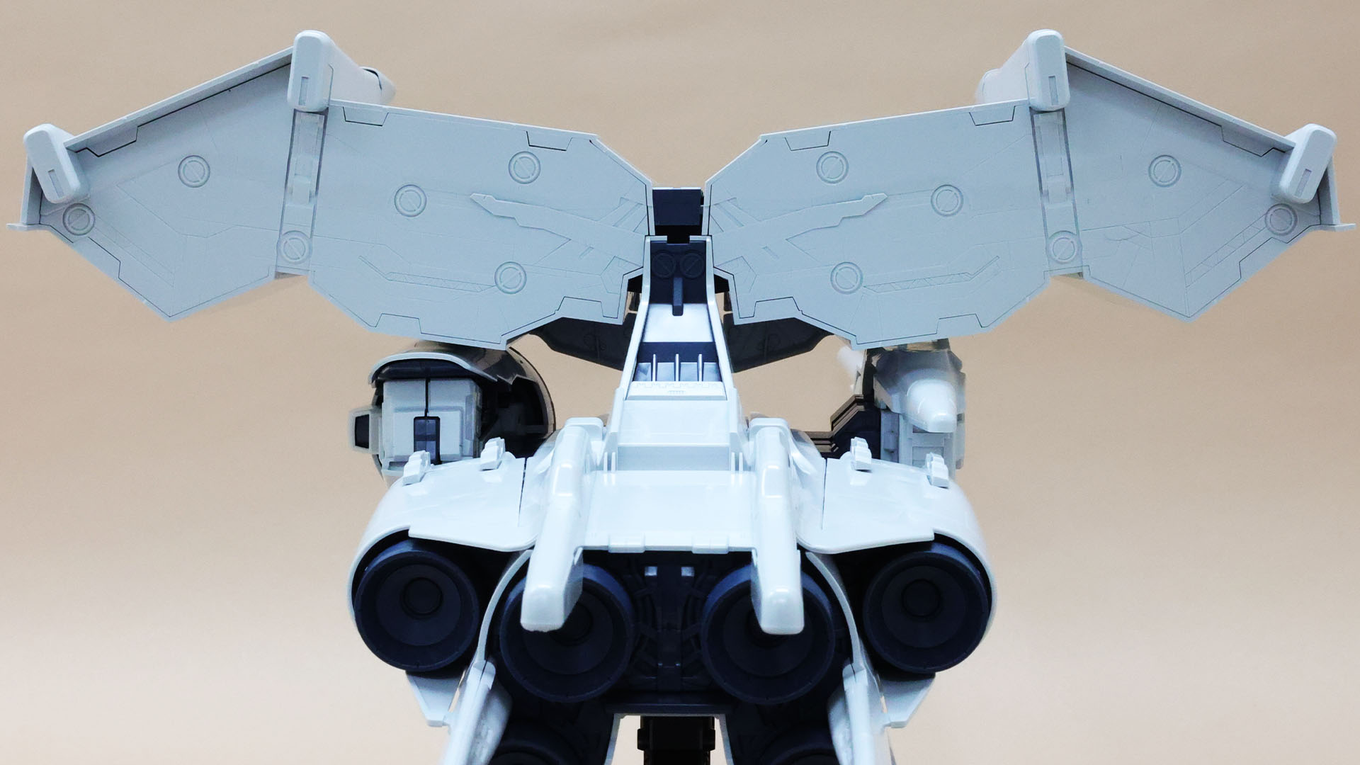 エンジンノズルは中央に4基、左右に2基持っています