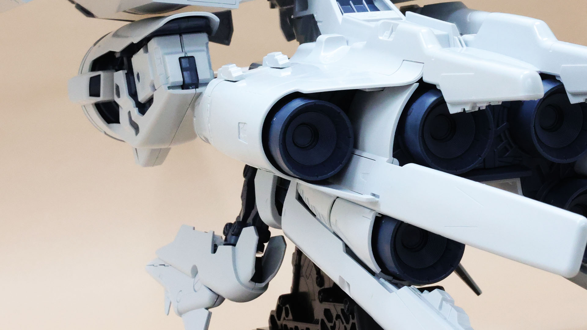 Iフィールドジェネレーターはメカニカルディテールが入り組んでいます