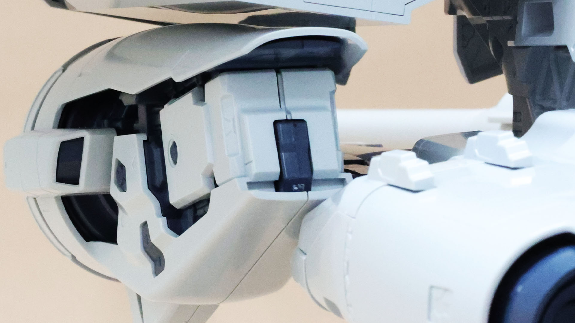 Iフィールドジェネレーターはメカニカルディテールが入り組んでいます