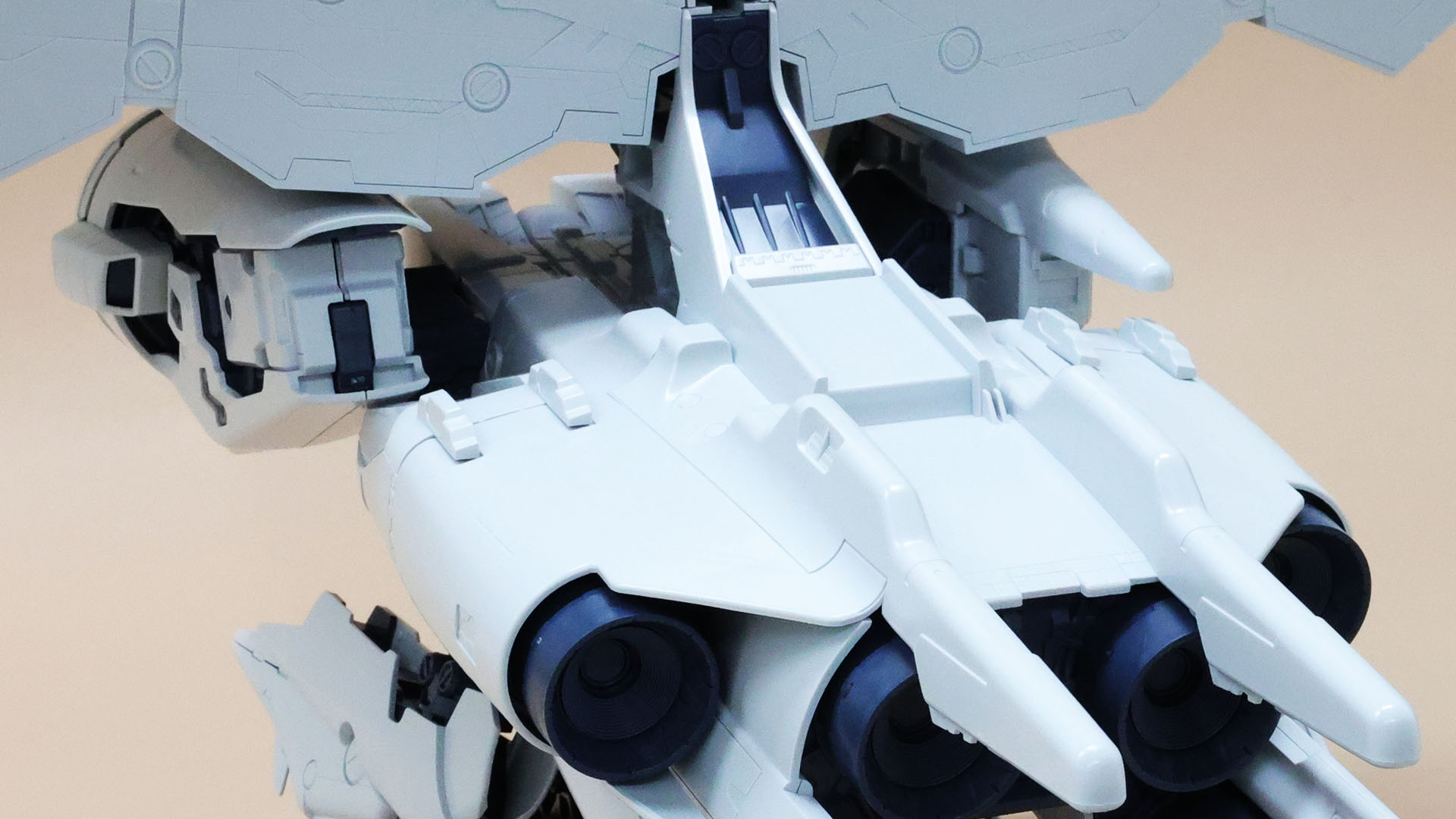 オーキス上面は背骨的なメインフレームで構成されています