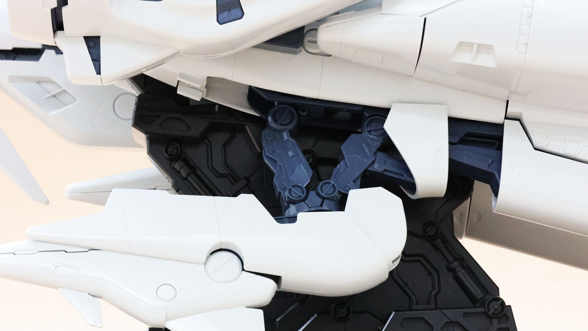 クローアームは重機的な構造で伸縮や可動します