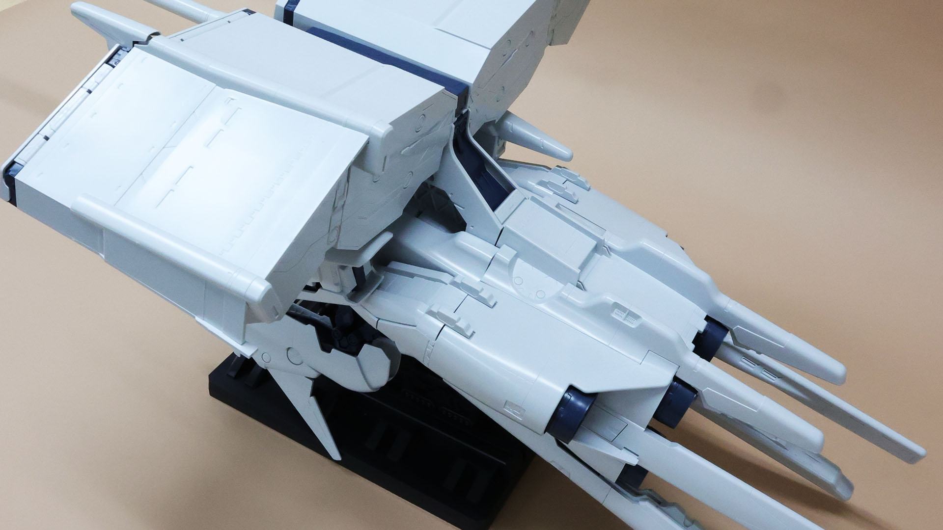 コンテナや機体後部上面に友軍モビルスーツをけん引できそうですね