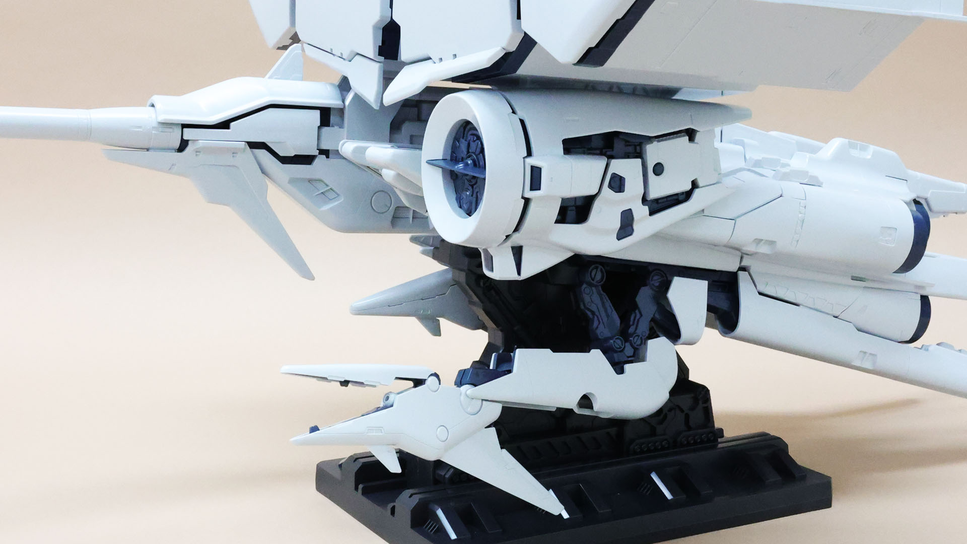 クローアームを下に引き出して、クロー部を前に伸ばすことができます