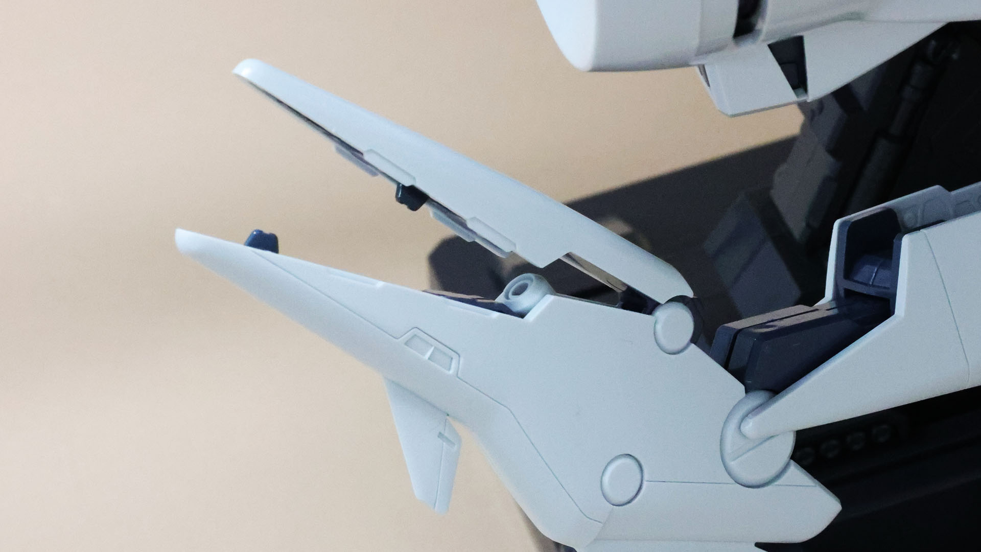 クロー部は上下に回転可動します