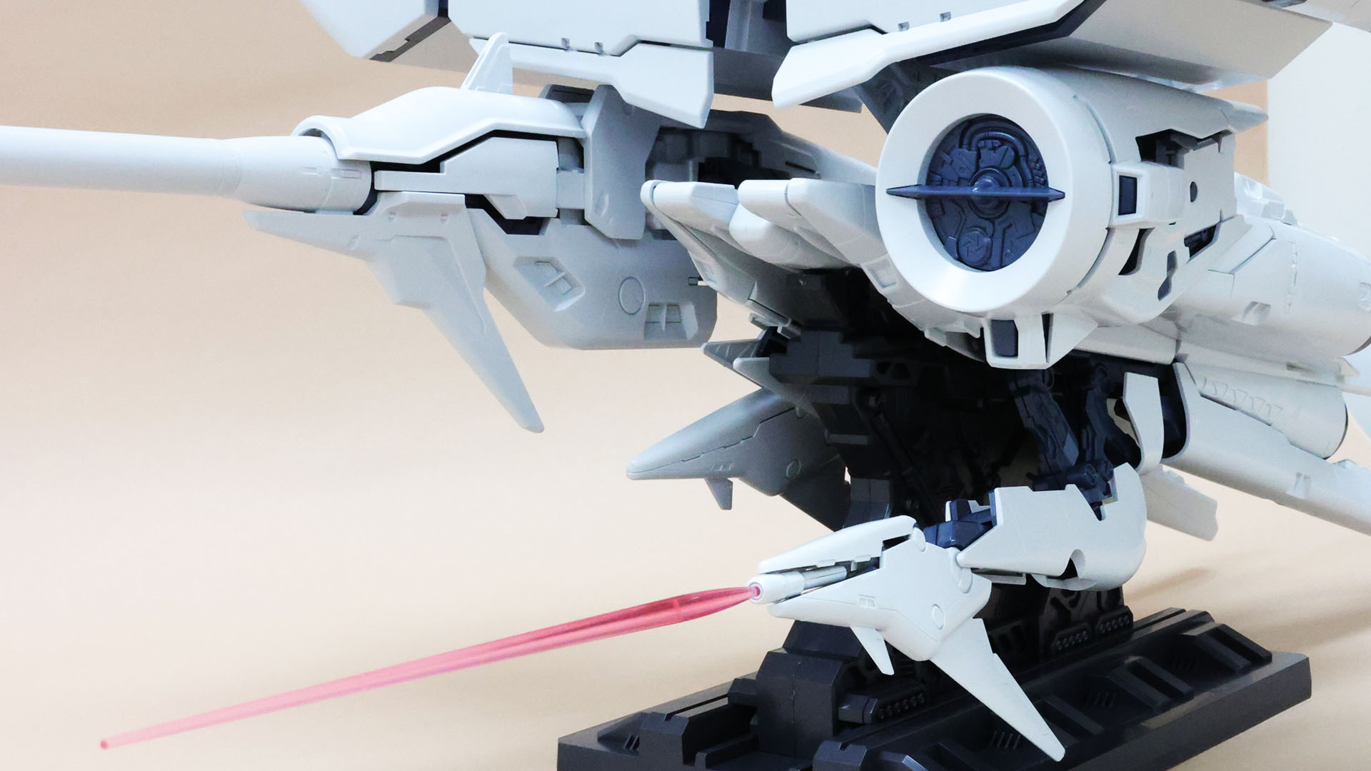 ビームサーベルエフェクトを取り付ければ巨大なビーム・サーベルが出現します