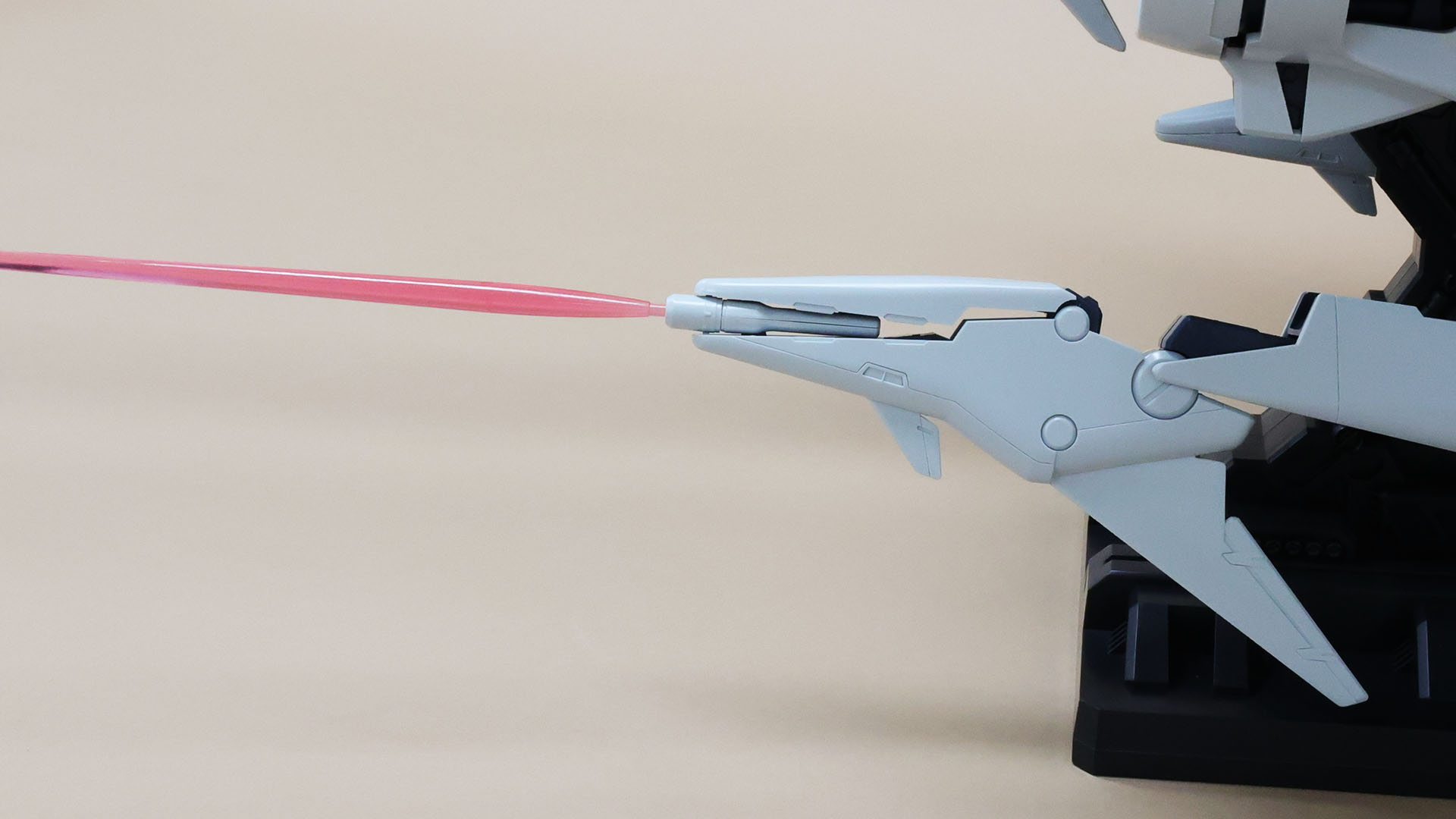 クロー基部を回転させてビーム・サーベルを振り回すことができます