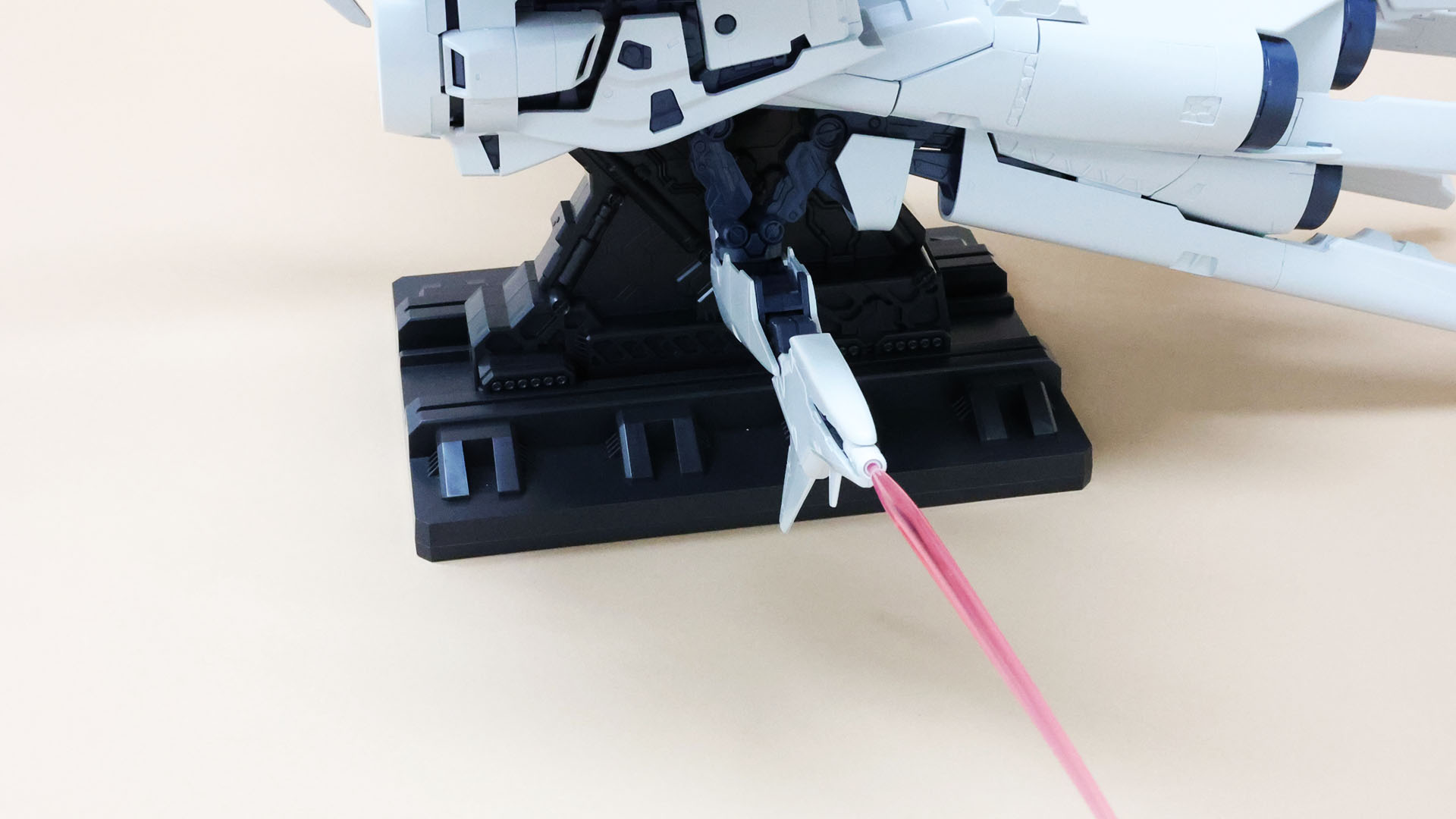 クロー基部を回転させてビーム・サーベルを振り回すことができます