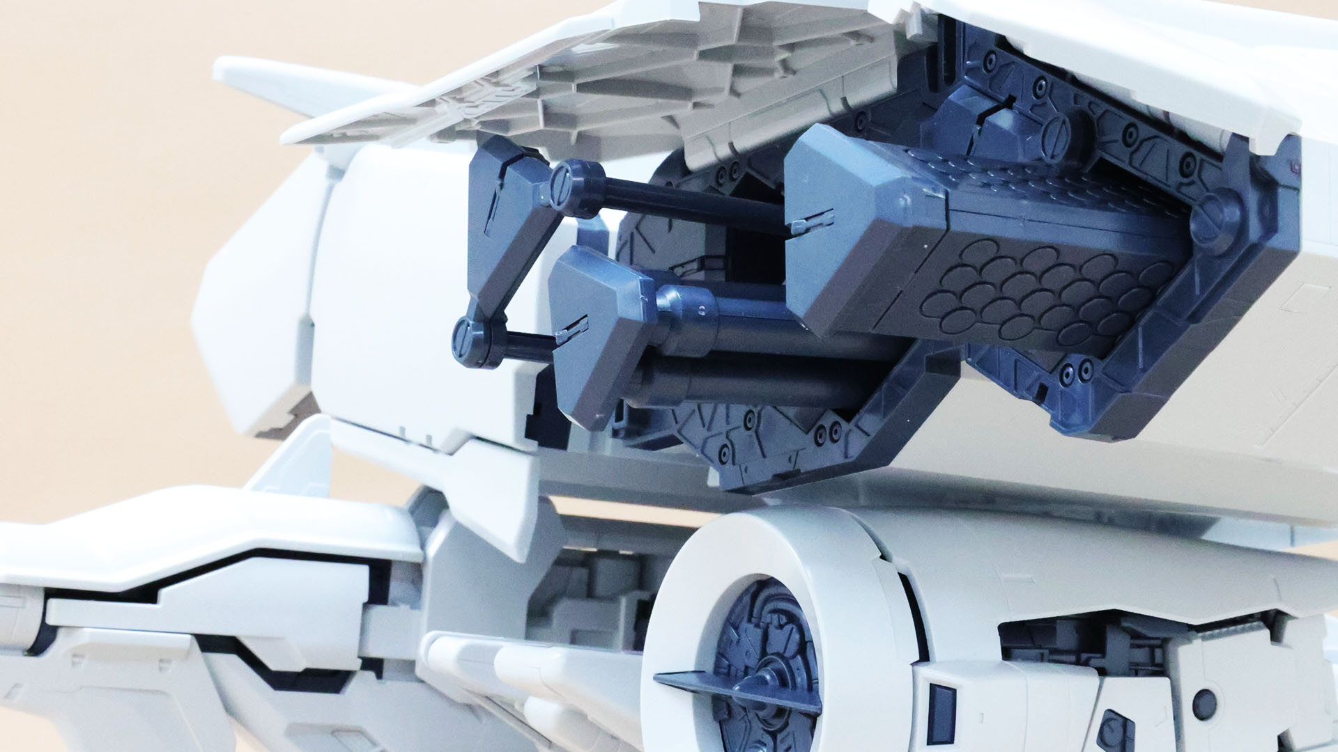 オーキス上面のコンテナにはバズーカなどの武器スロット、大型収束ミサイル、マイクロミサイルの装備があります