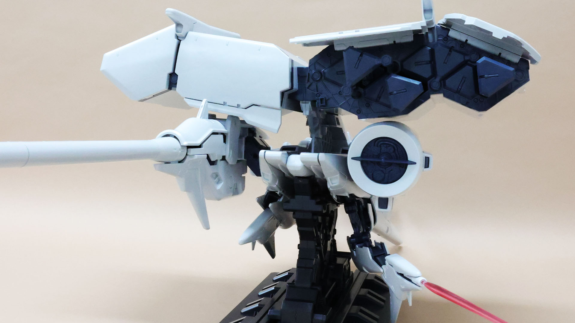 コンテナのカバーを開けるとメインフレームの背骨にあたる部分が露出、意外とシンプルな構造が見えてきます