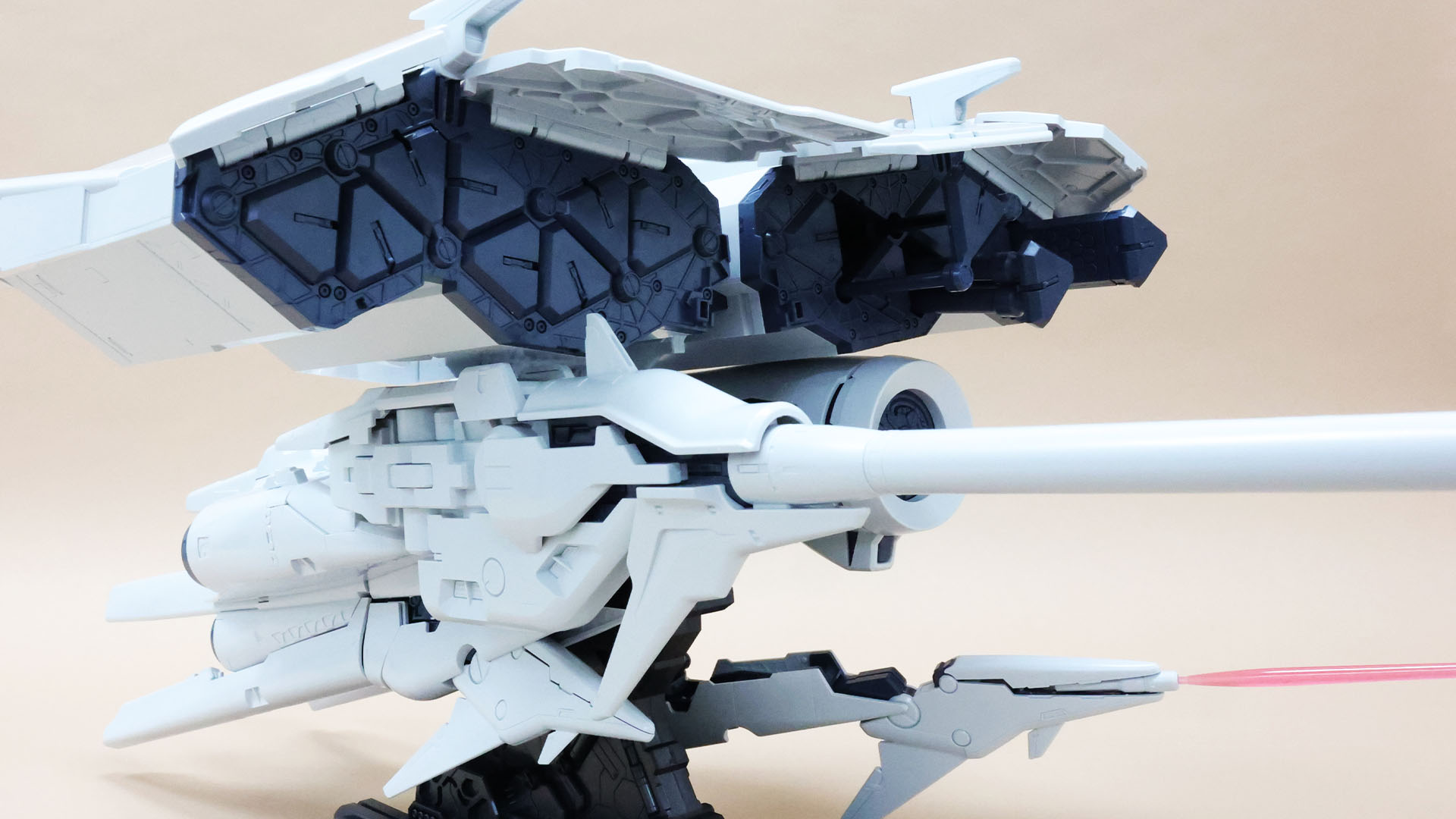 コンテナの全てのスロットにはカバーがありますが、実際には片側4スロットが可動します