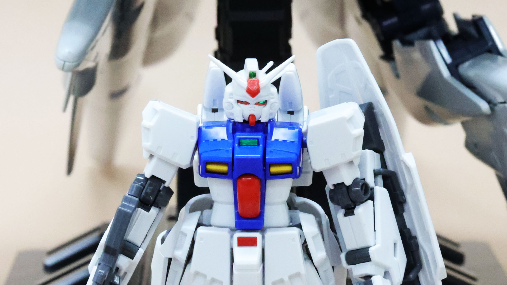 コンテナハッチを開け、MS用プラットホームを下げます