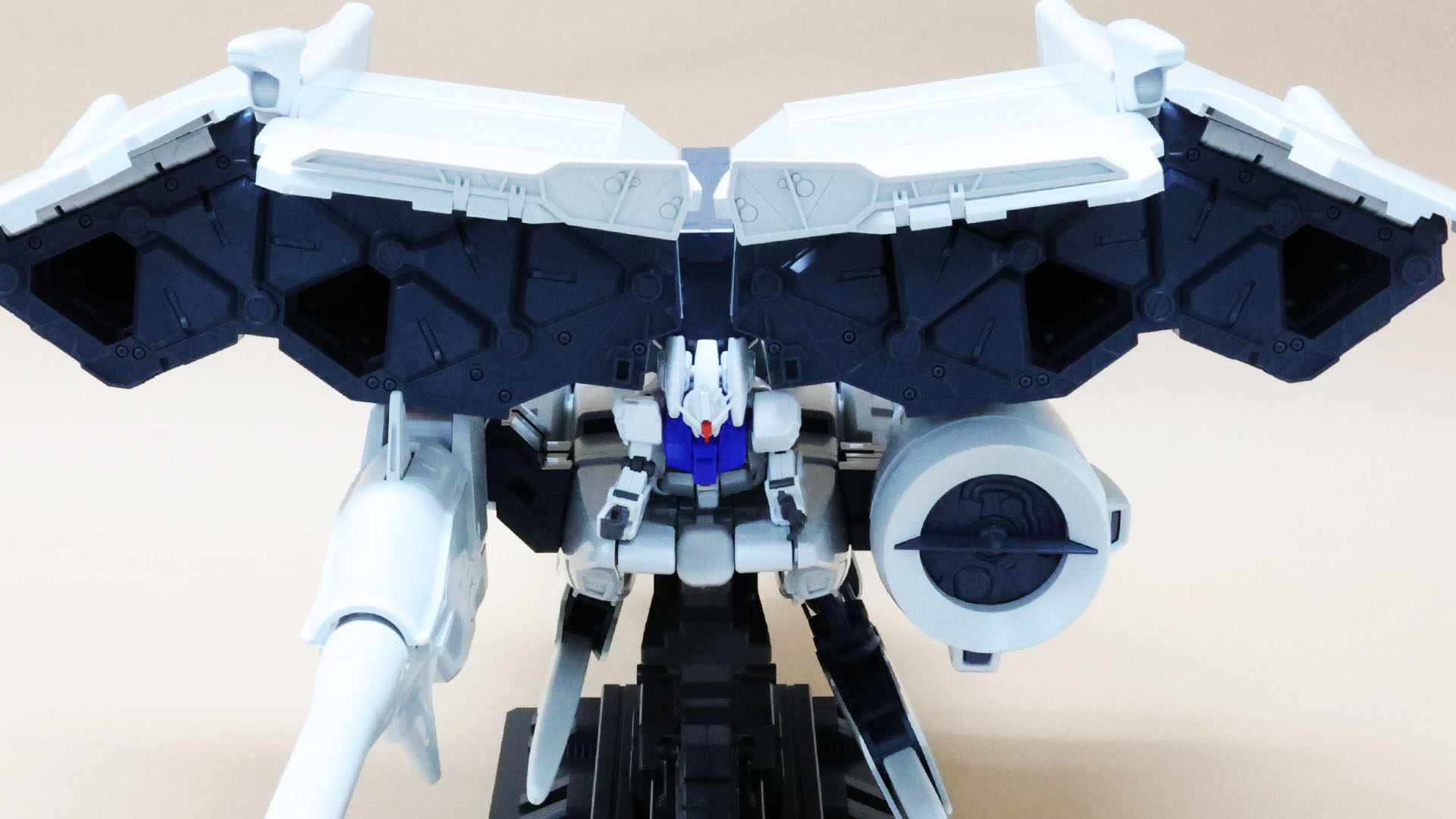 バックパックの先端はステイメンの胸部上面に折りたたみます