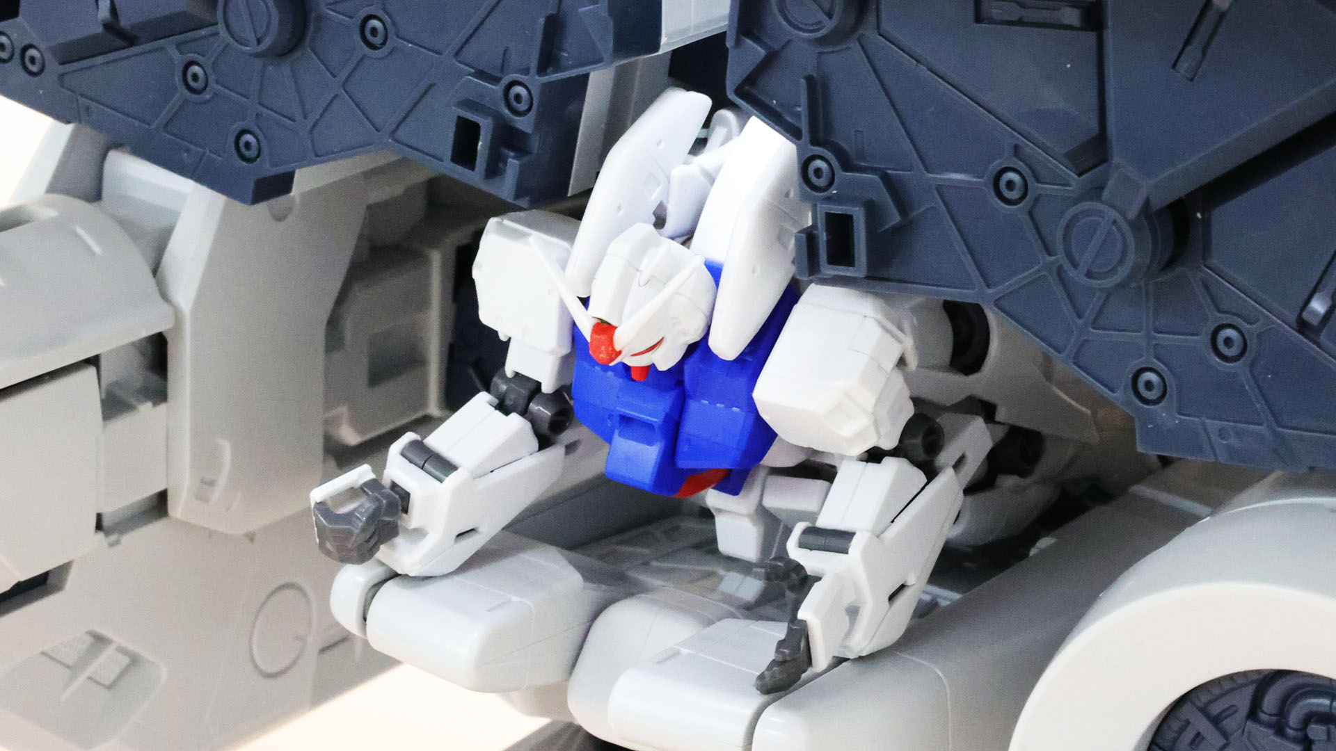 バックパックの先端はステイメンの胸部上面に折りたたみます