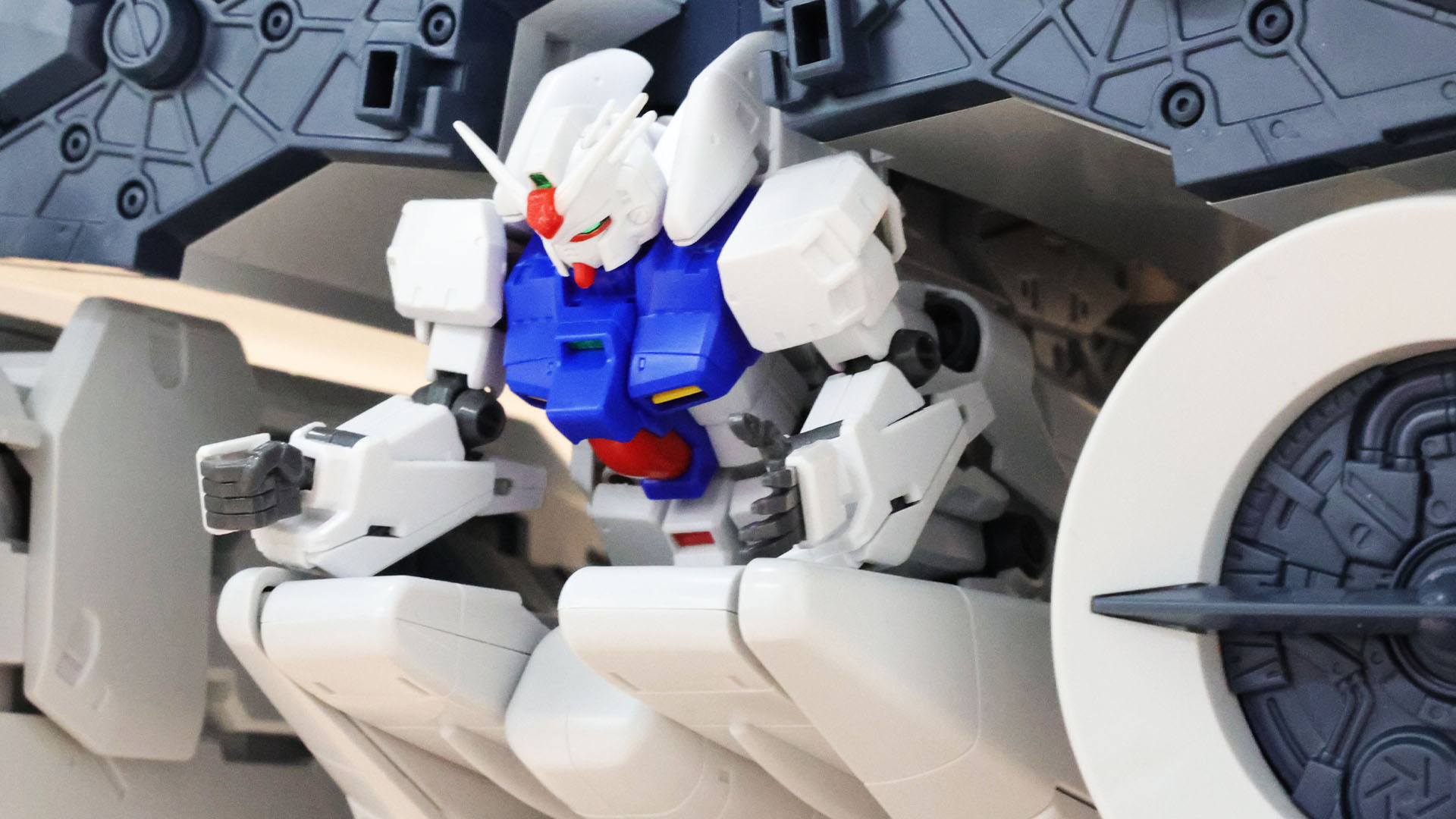 コンテナカバーを閉じると、カバー下部がステイメンの肩を隠してくれます