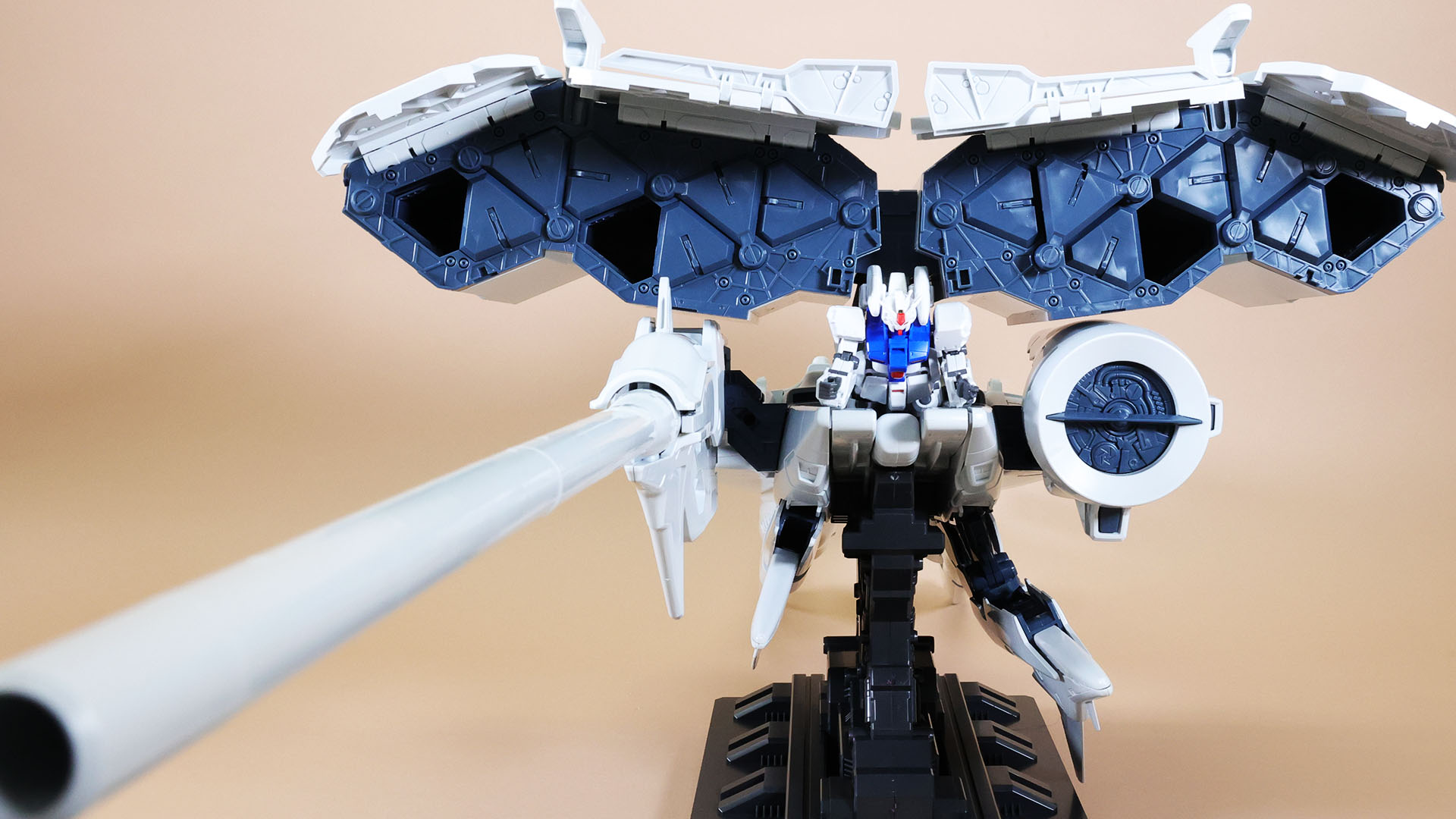 コンテナカバーを閉じると、カバー下部がステイメンの肩を隠してくれます