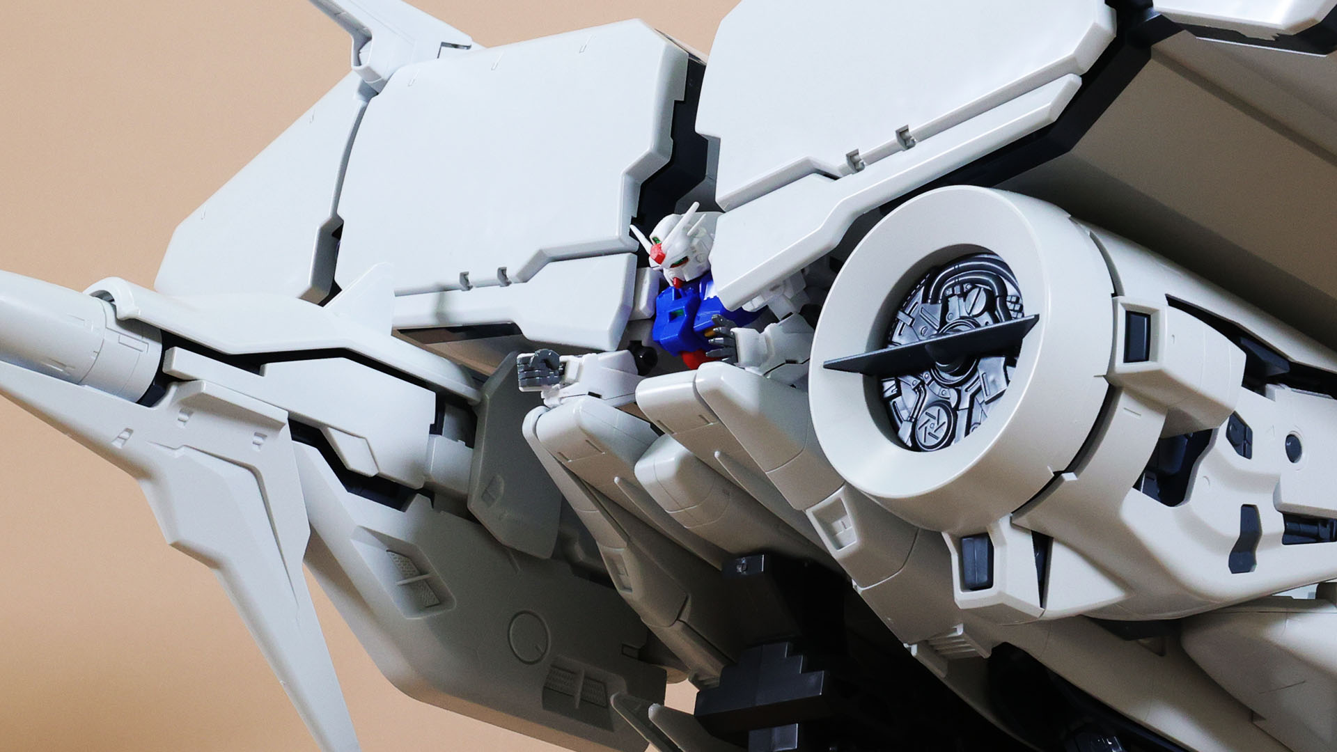 コンテナカバーを閉じると、カバー下部がステイメンの肩を隠してくれます