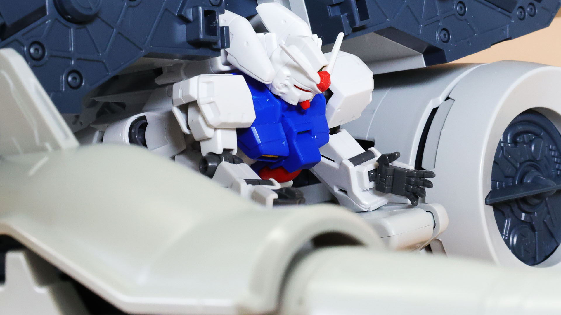 フォールディング・アームを伸ばしてコンテナの装備を掴む！