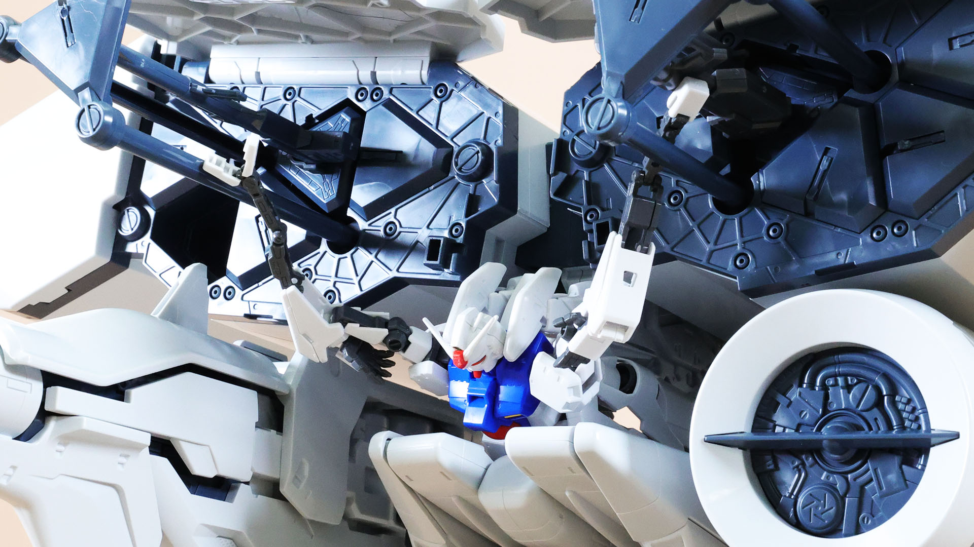 フォールディング・アームを伸ばしてコンテナの装備を掴む！