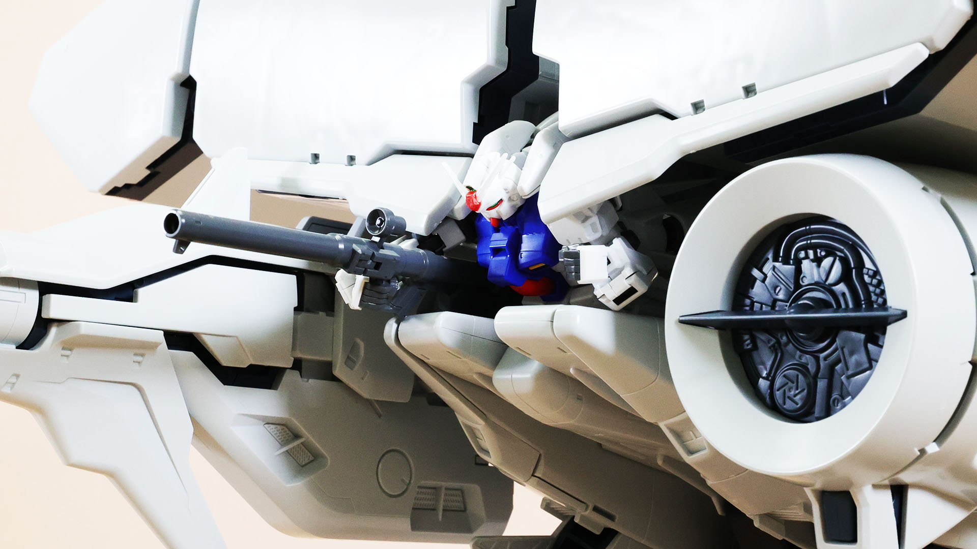 ビーム・ライフルでノイエ・ジールを護衛するデラーズフリートのMSを撃破していく