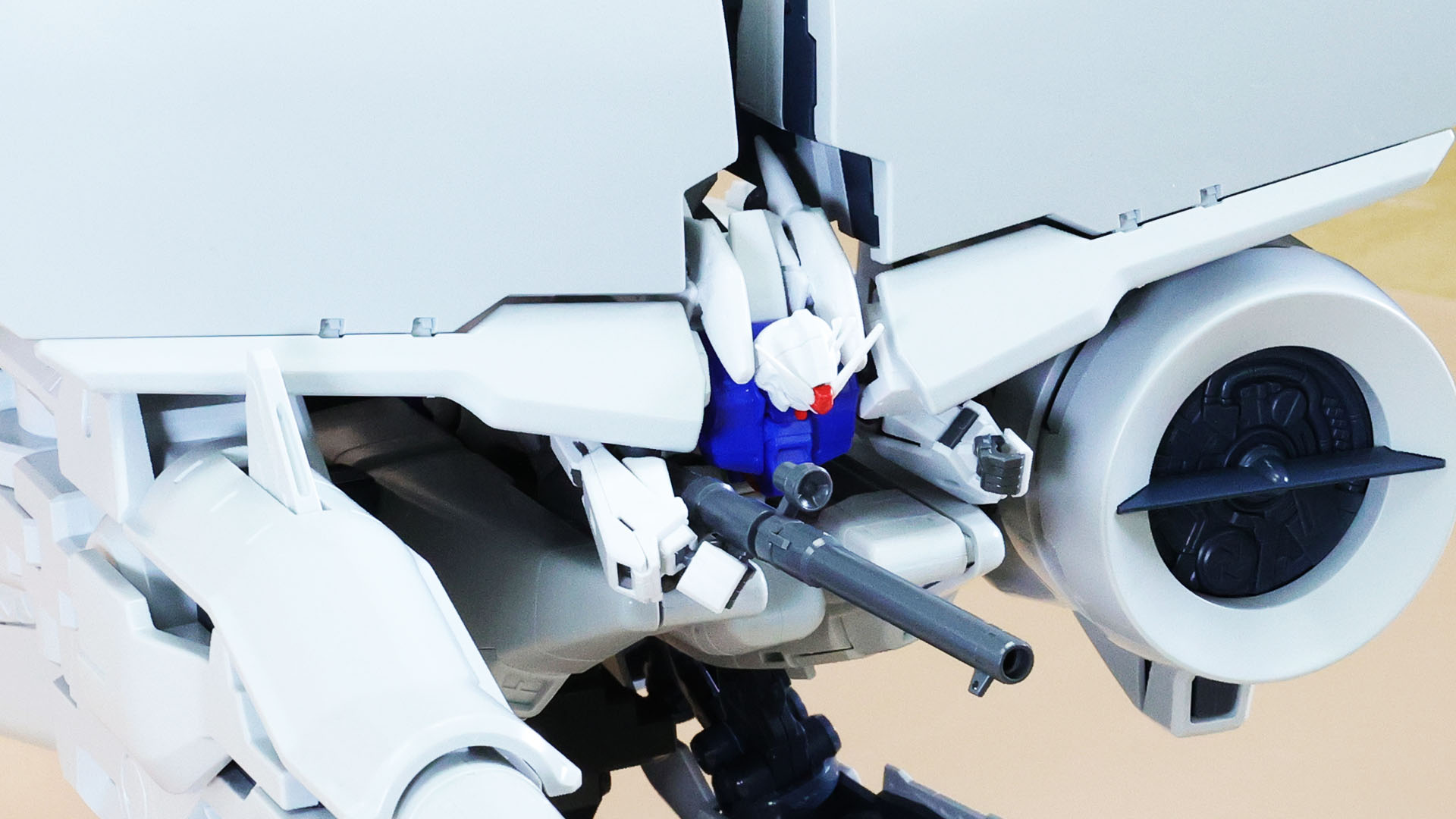 ビーム・ライフルでノイエ・ジールを護衛するデラーズフリートのMSを撃破していく