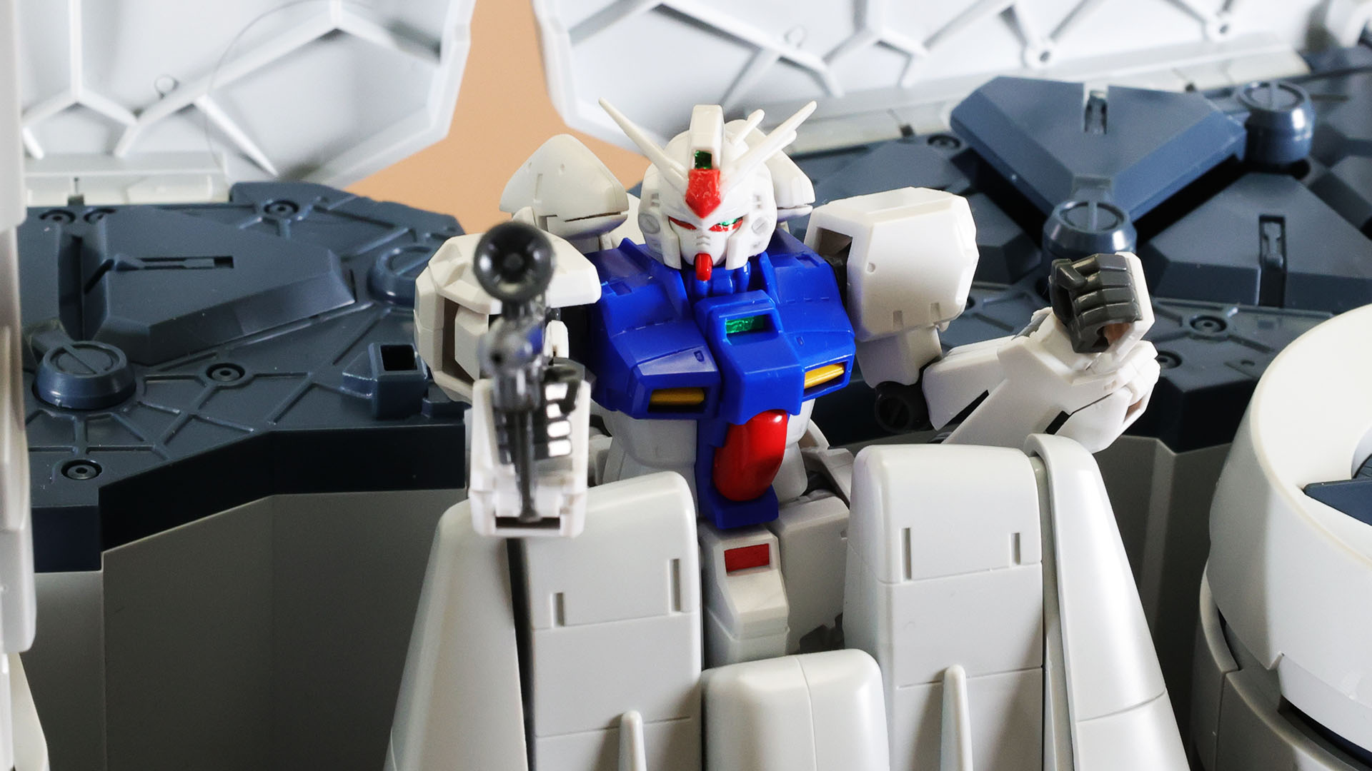 ビーム・ライフルでノイエ・ジールを護衛するデラーズフリートのMSを撃破していく