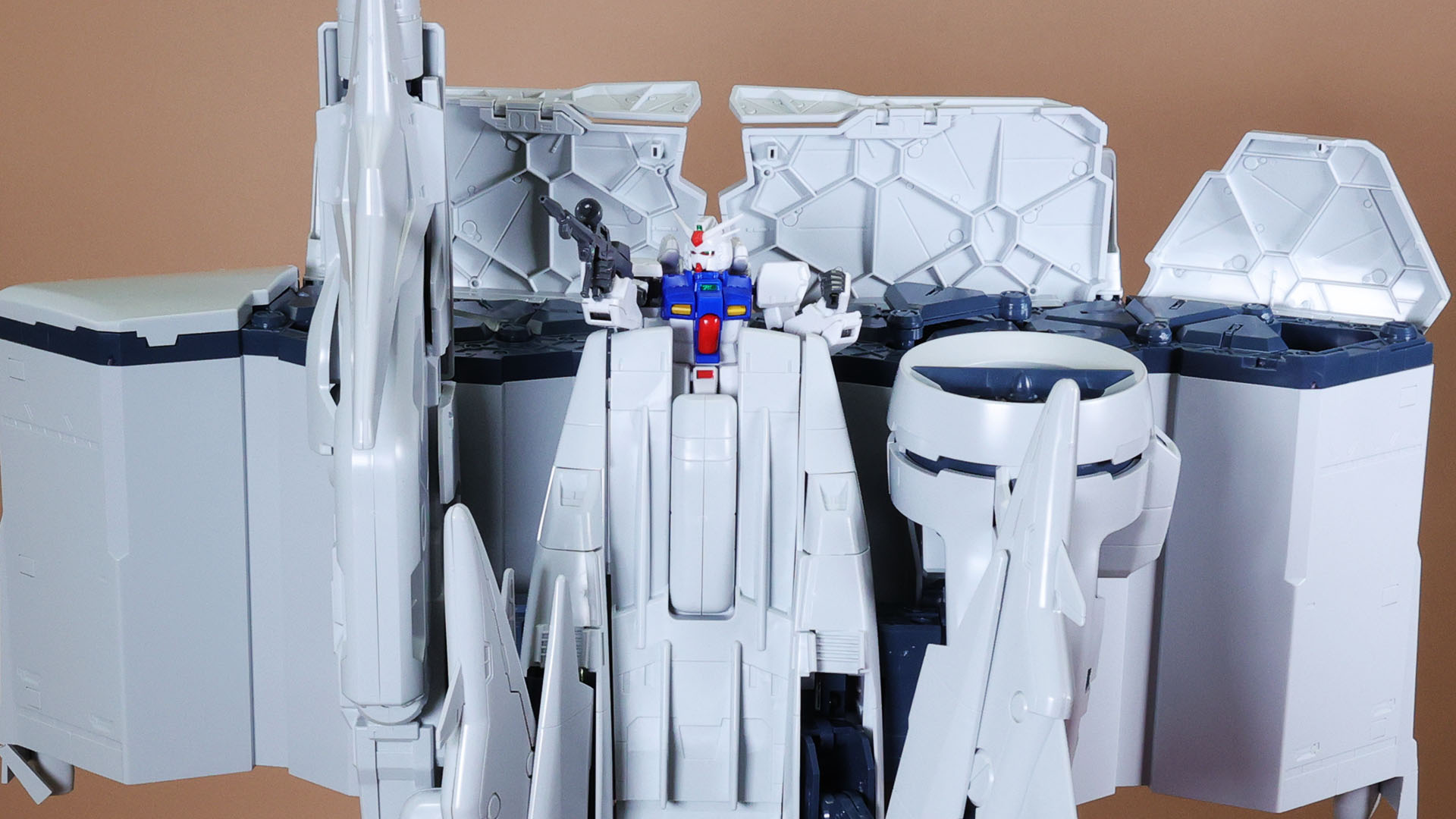 乱戦を潜り抜け、ついにガトーのノイエ・ジールにたどり着いたコウのデンドロビウム！