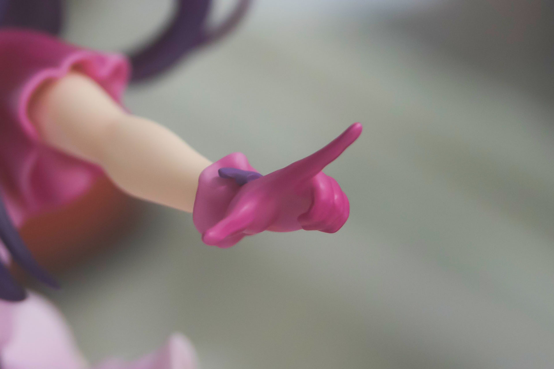 手前に伸ばした指のポーズも特徴的だ
