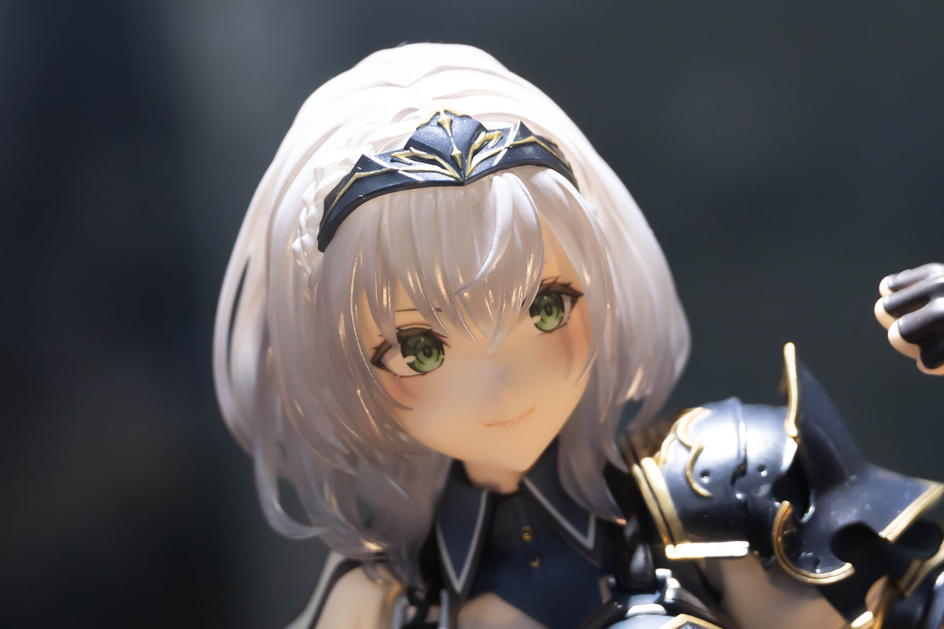 頭にはカチューシャのような装備品を身に付けている