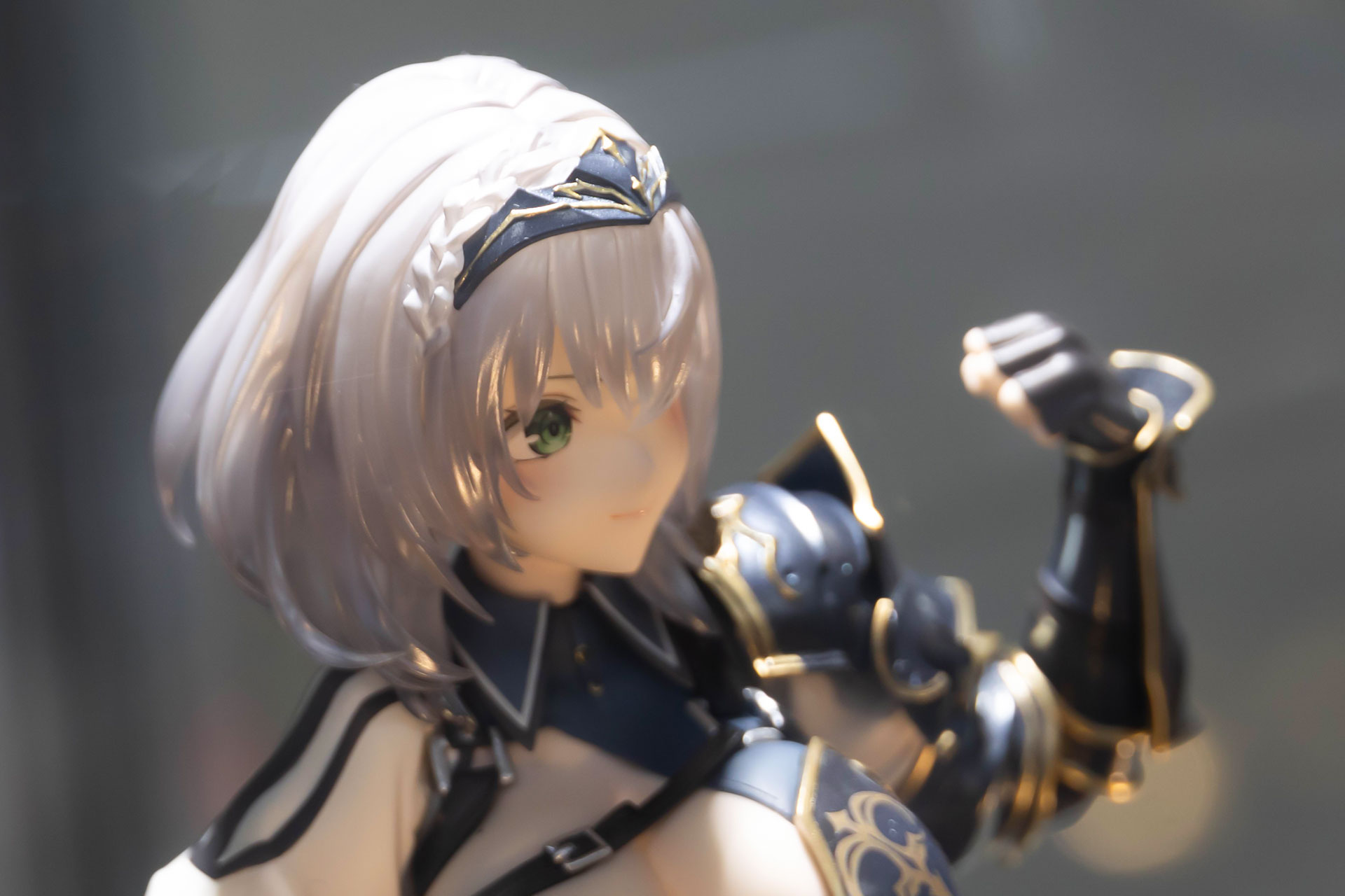 ヘアスタイルはショートカットだが、結構複雑な形状だ