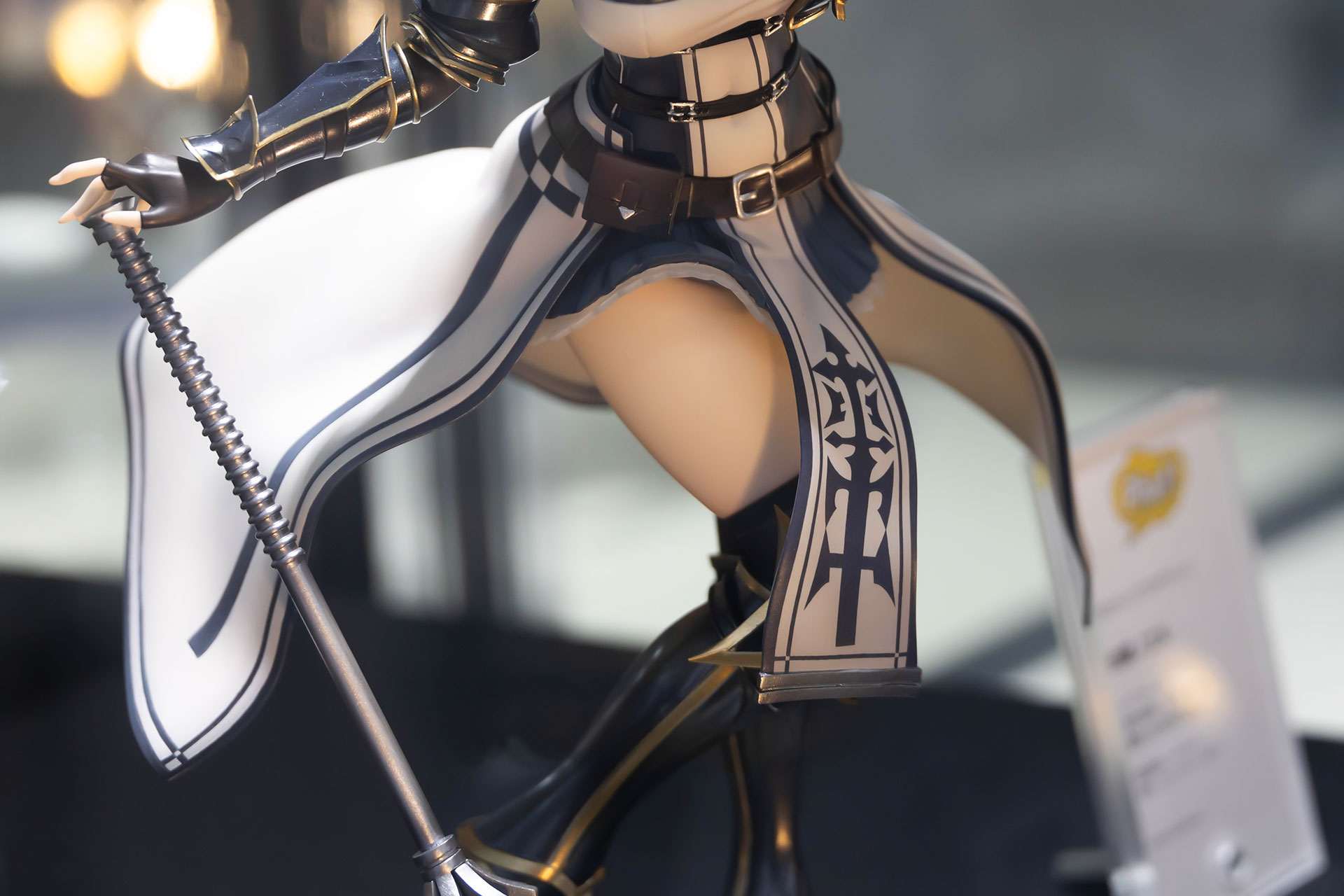 チラリと見える太ももがまぶしすぎる！