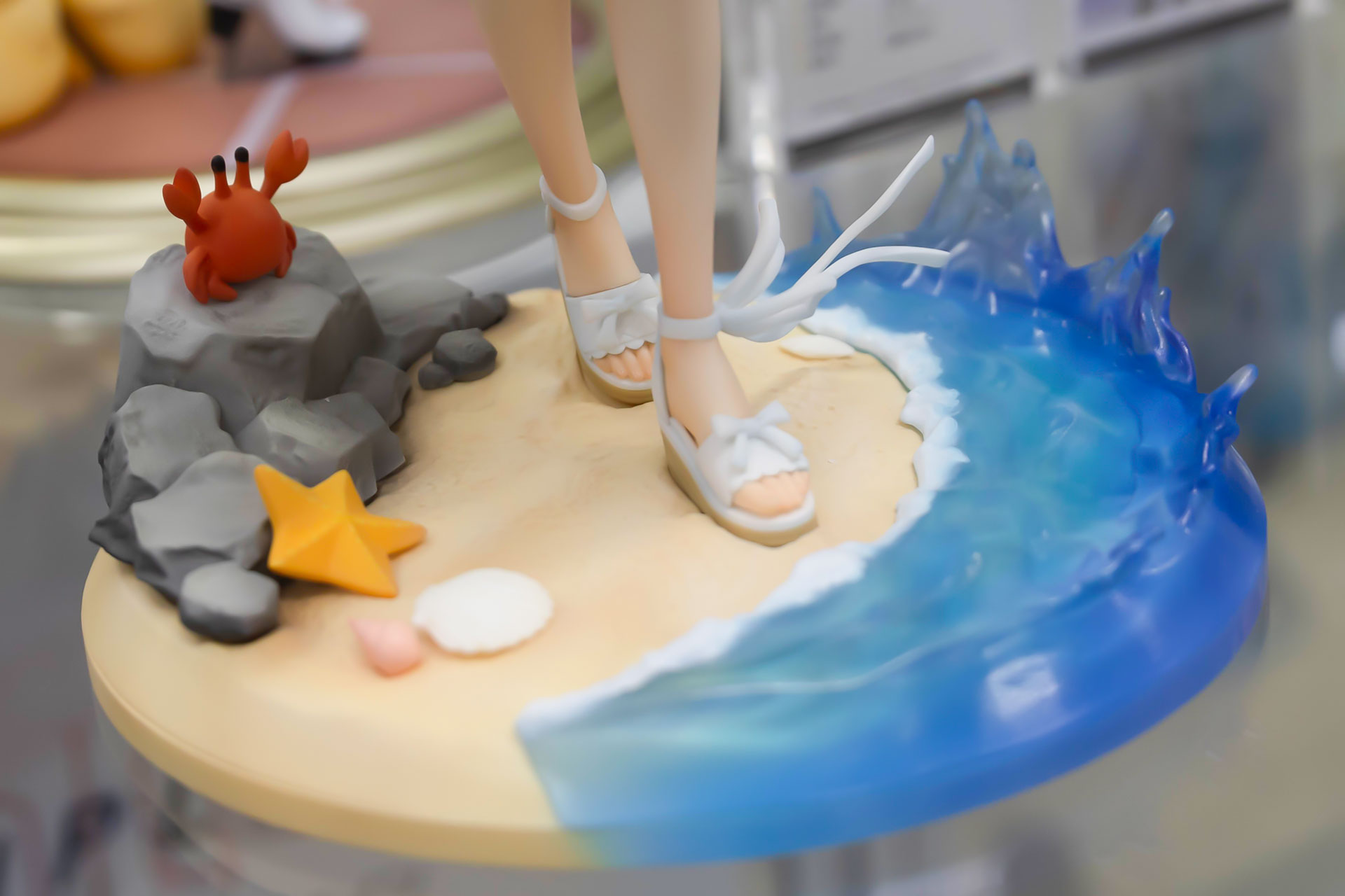 台座は小ぶりだが、その世界観が濃縮されているような作りになっている