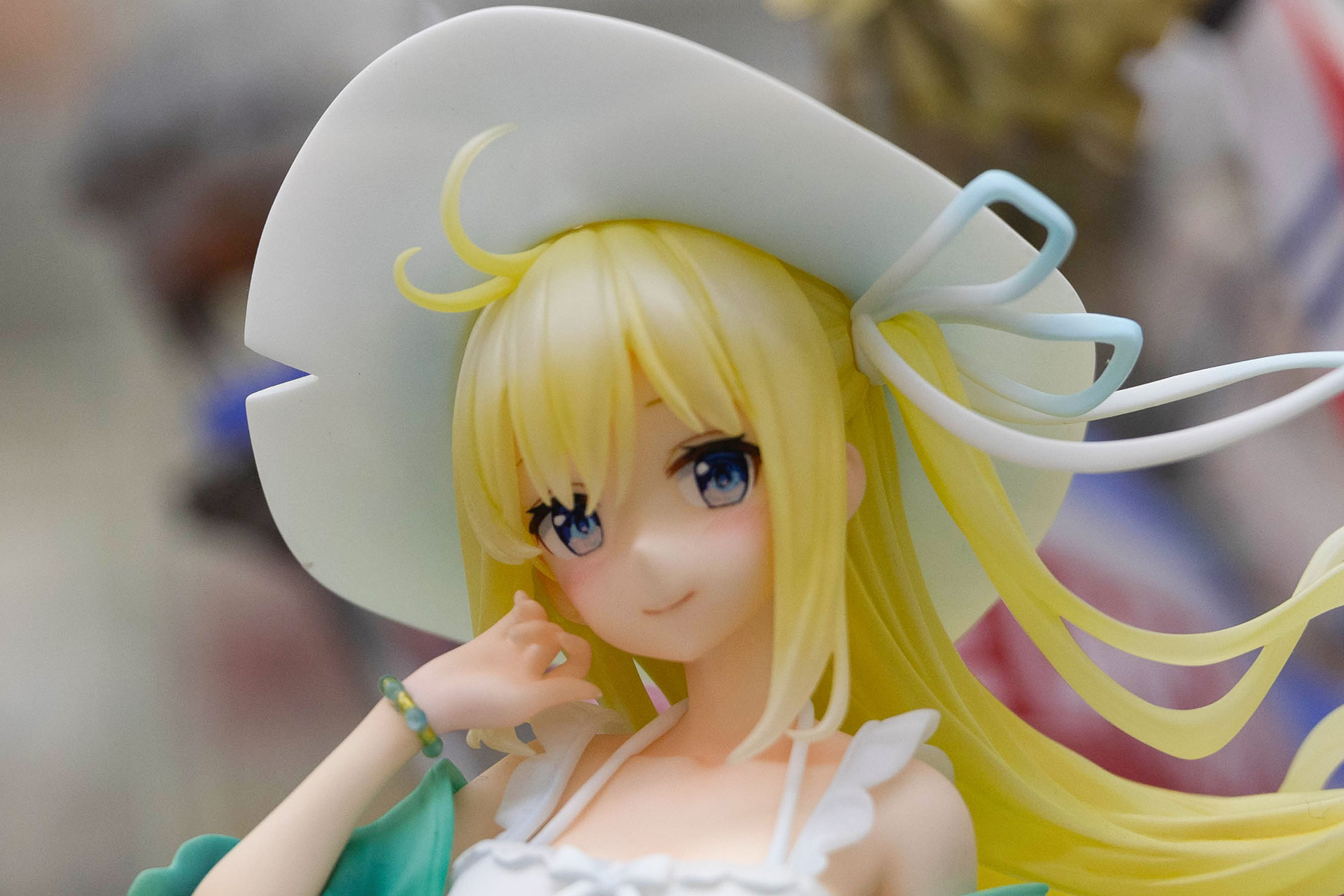 やや大きめの帽子もよく似合っている