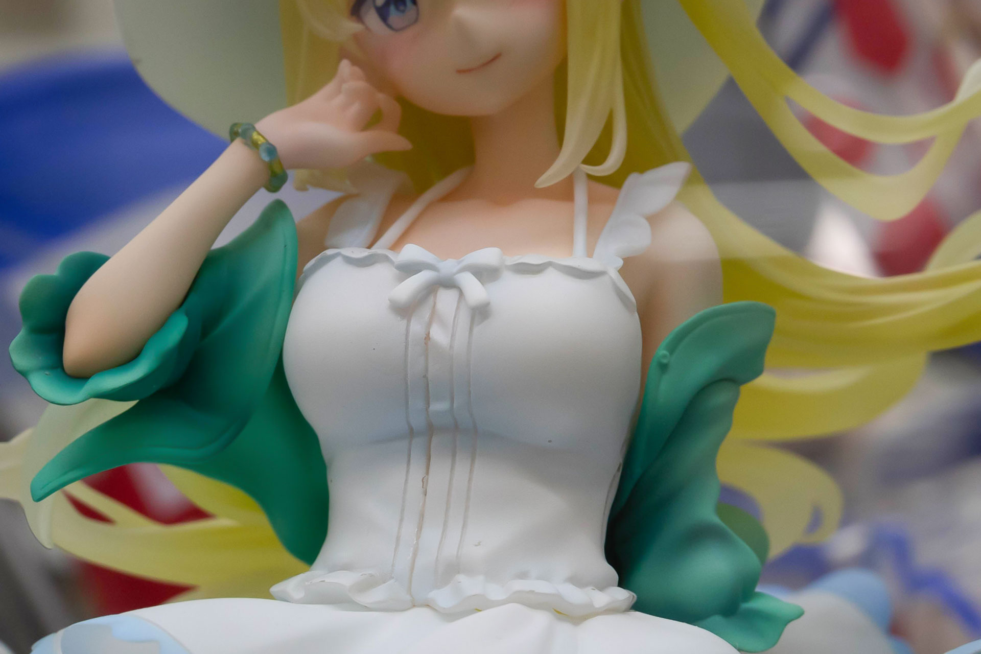 レイナが身に付けている白い衣装も夏を感じさせる