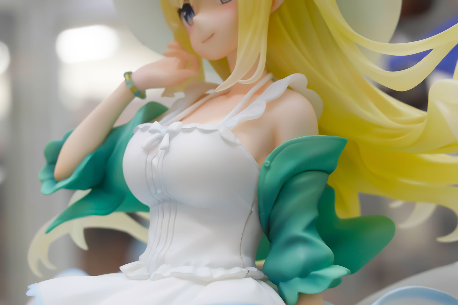 緑の上着は、風の影響は少しはだけている