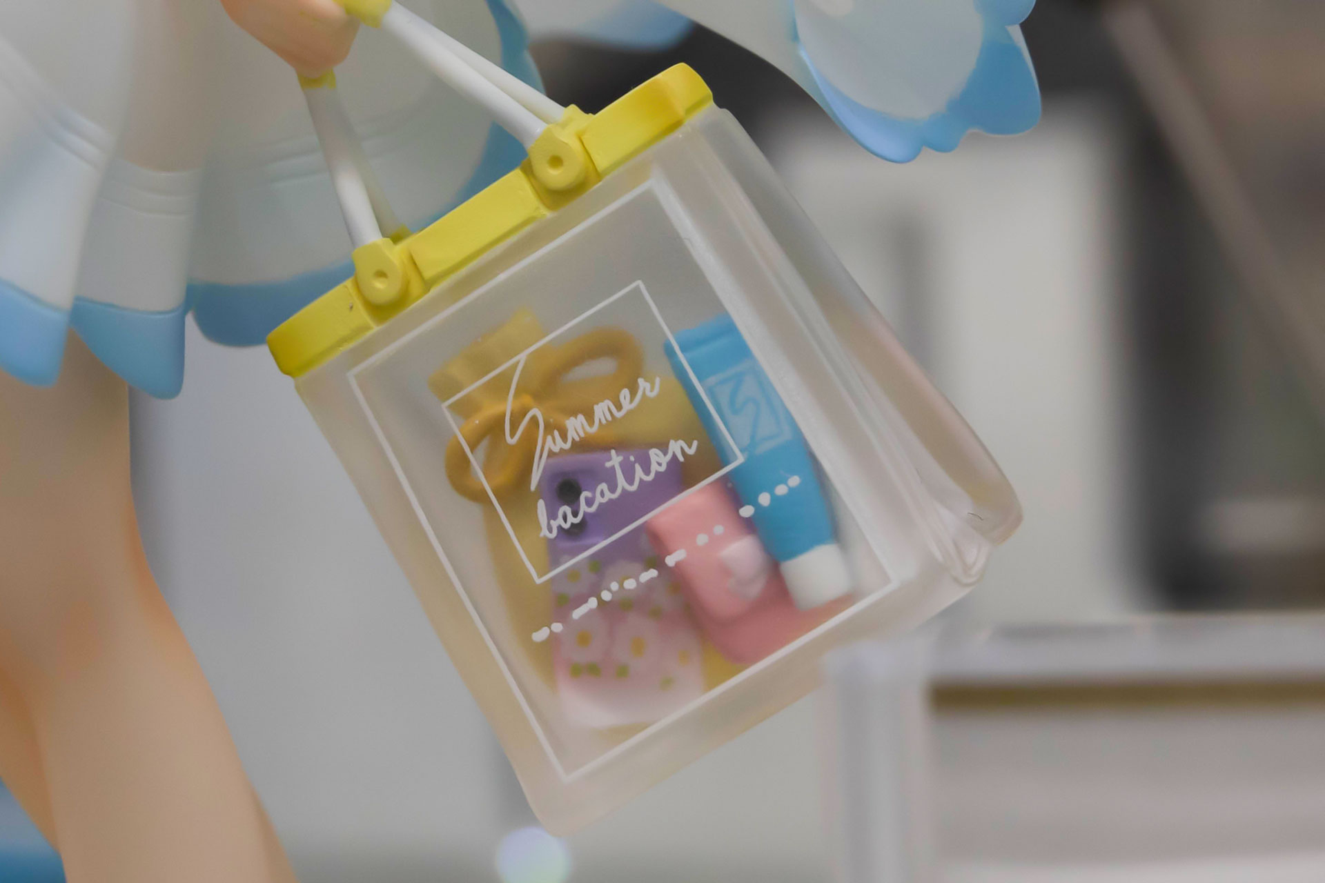 カバンは中に入っている小物類もよく見える