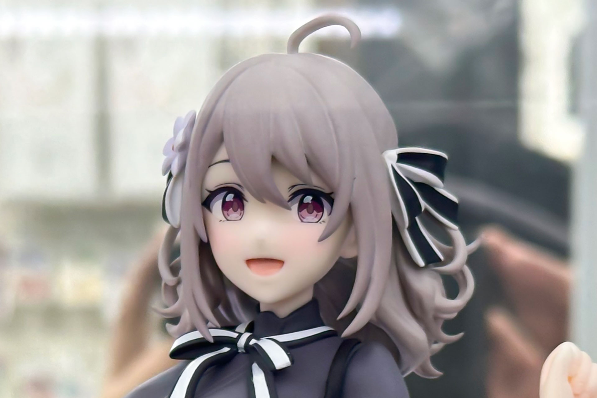 頭のてっぺんに飛び出したアホ毛もかわいい！