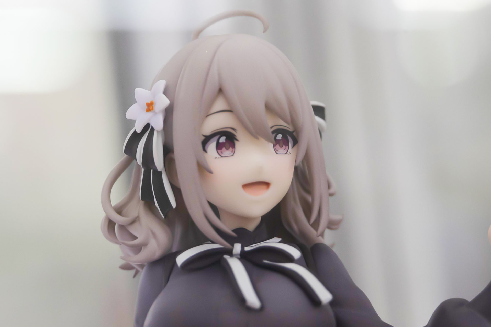 花をモチーフにした髪飾りもよく似合っている