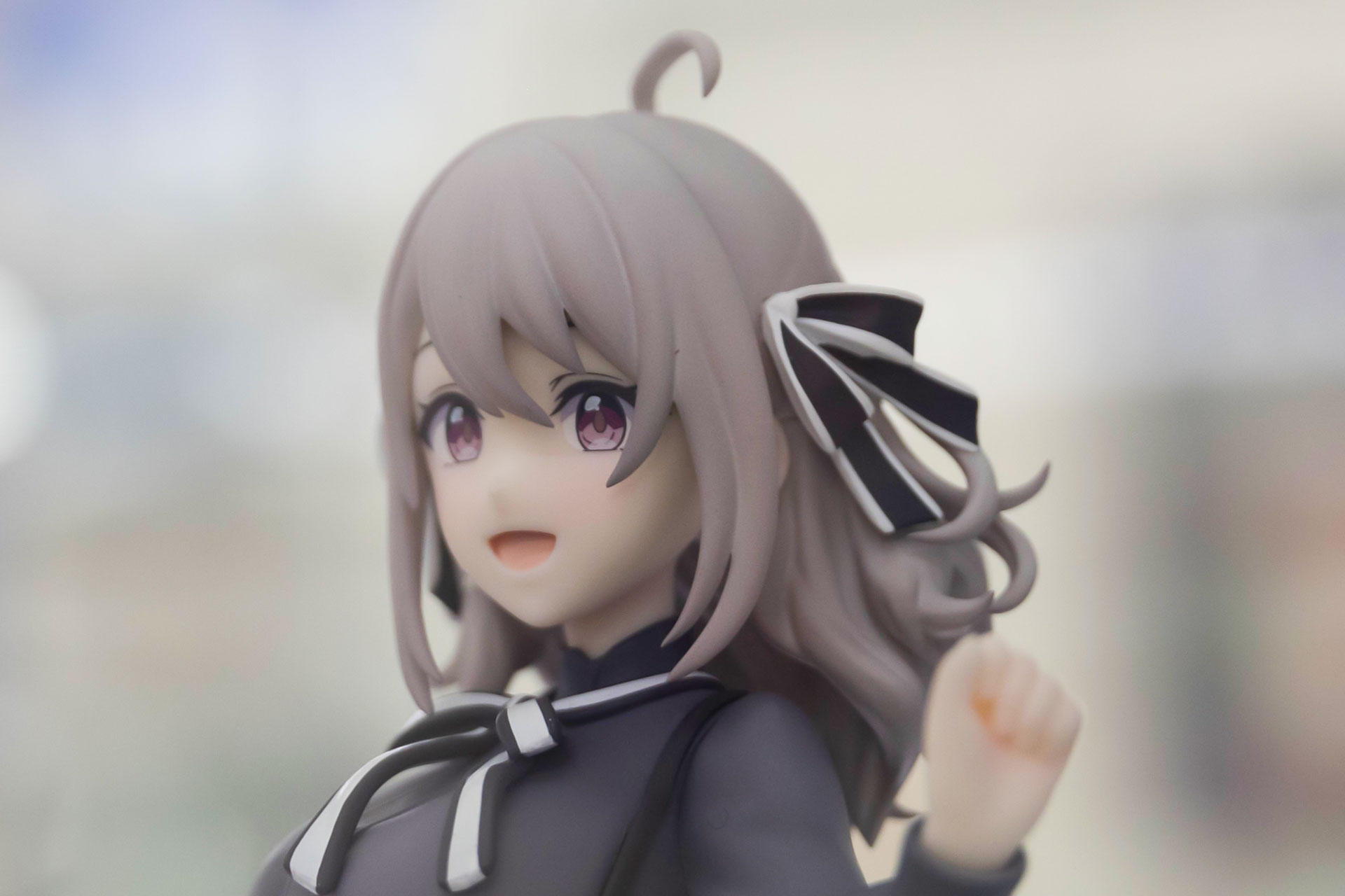 髪には、胸元と同じ白と黒のリボンが付けられている