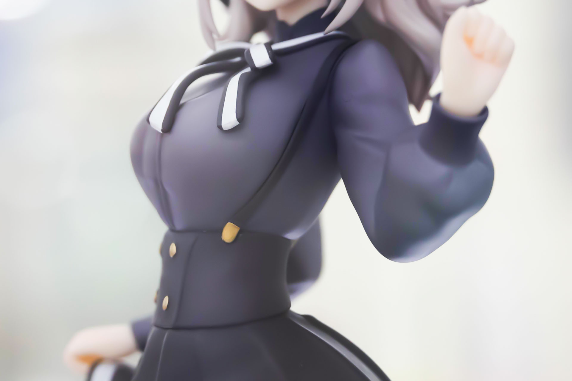 大きなバストとは逆に、ウエストはほっそりとしている