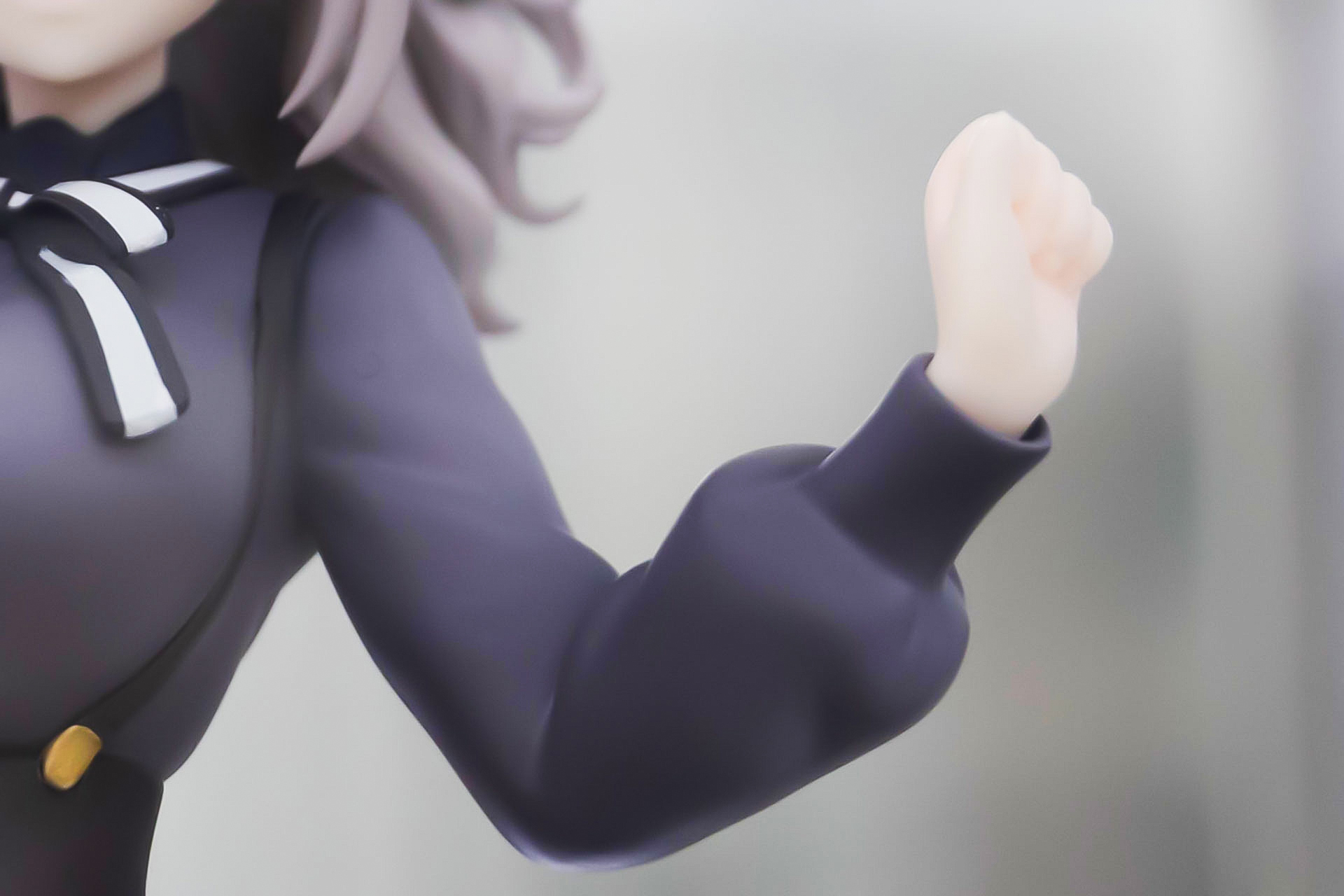 少し上げた左手は拳を軽く握りしめている