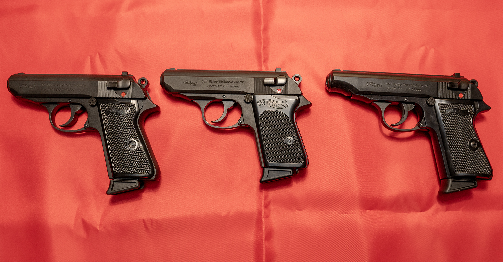 キャプション：左からPPK/S、PPK、PP。PPKが最もコンパクト（全長が短く、グリップ部も短い）だ。比較するとわかりやすい。ちなみにPPKは筆者が今年購入した2022年発売のものだが、PPK/Sは2010年代に購入したもの、PPに到っては1990年代に購入した年代物だ