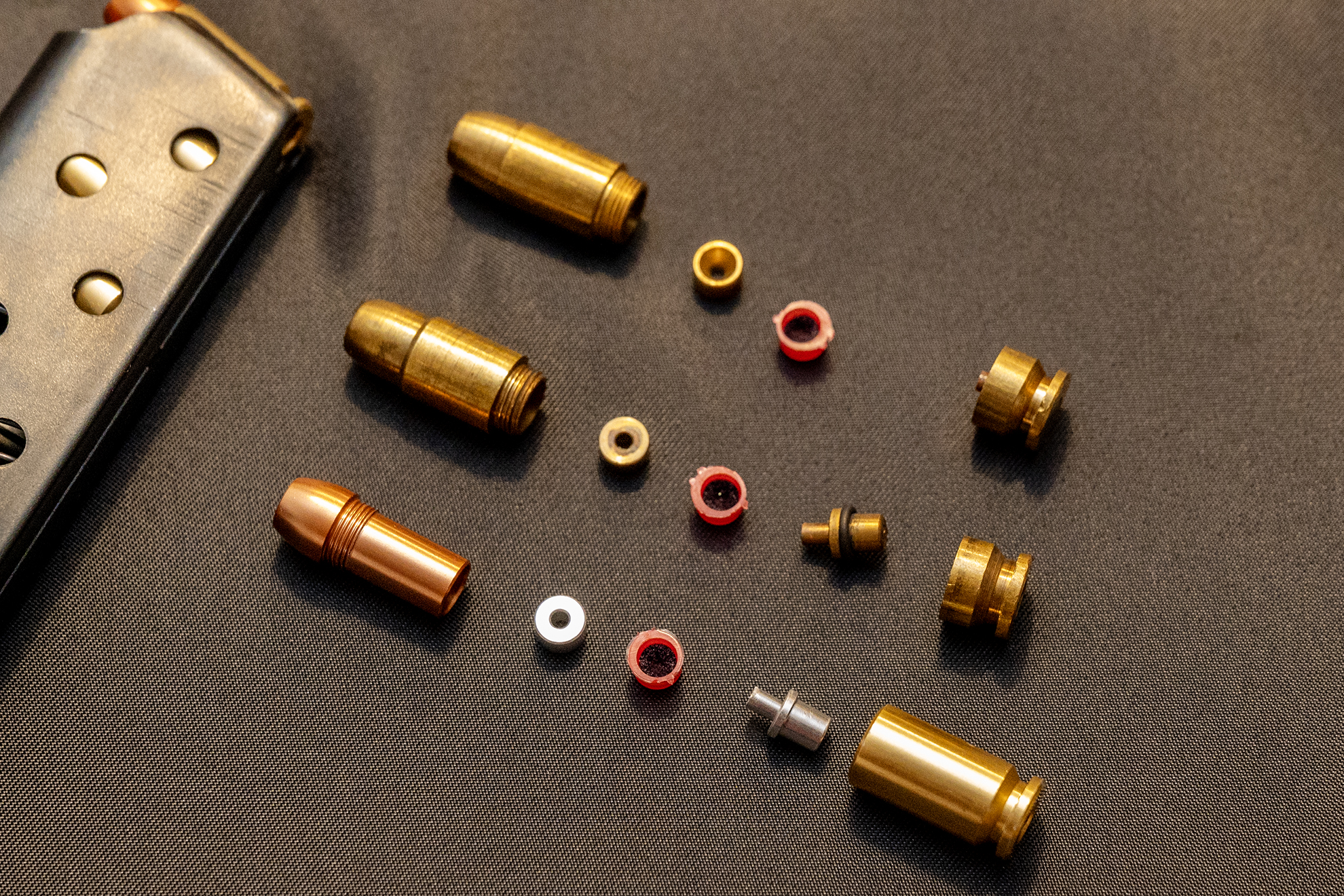 こちらは分解しての比較。上が初期のプラグファイヤー（PF）カートリッジ。中央がセンターファイヤーに対応したNEW プラグファイヤーカートリッジ。下が新型アルミカートリッジ カッパーヘッド。構造が一新されているのがわかる。キャップ火薬はいずれも5mmタイプを使用する