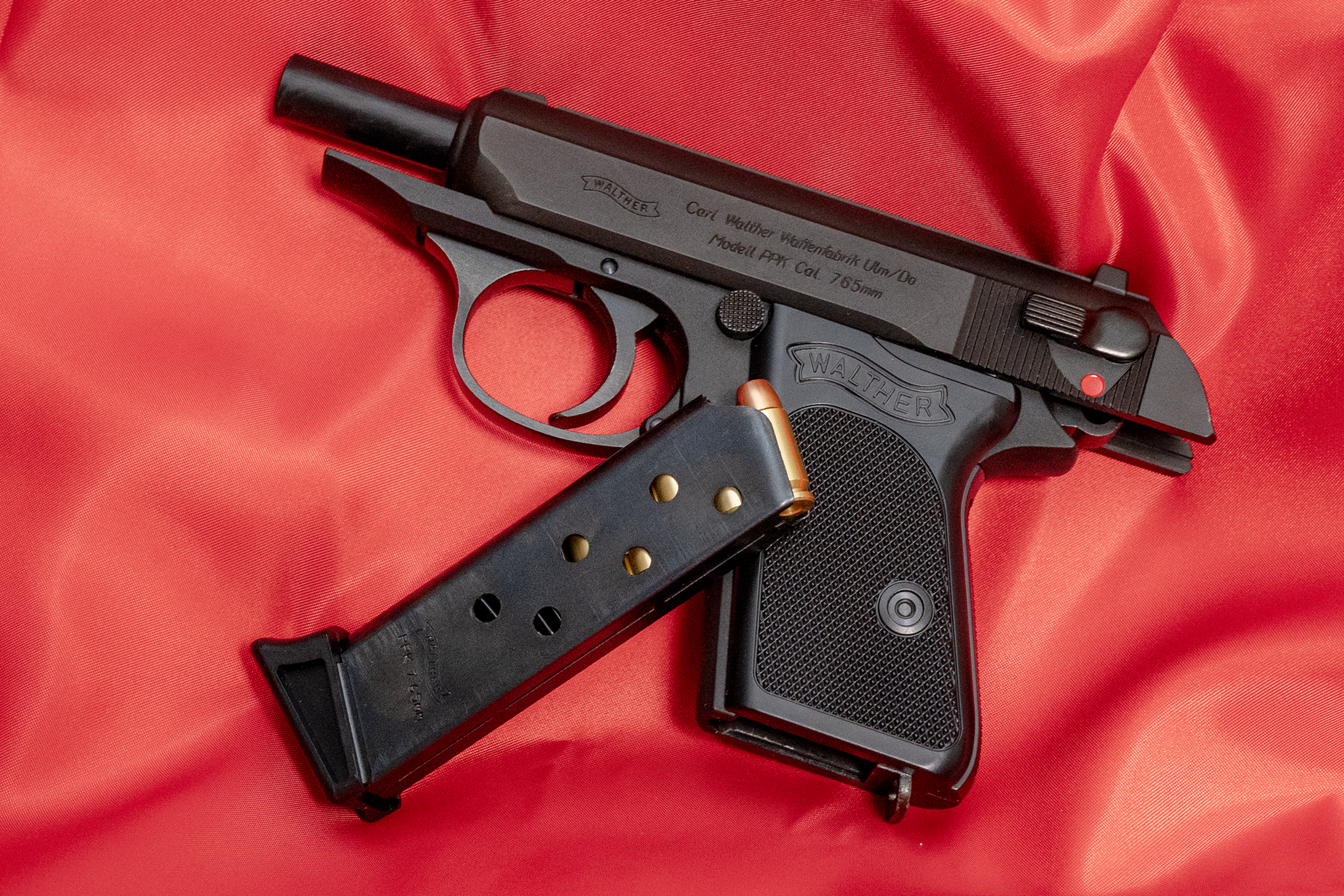 カートリッジがリアルになり、HW樹脂製で重さも増し、リアル刻印になったことで、発火して遊ぶだけでなく、観賞用としても耐えるものとなっている。