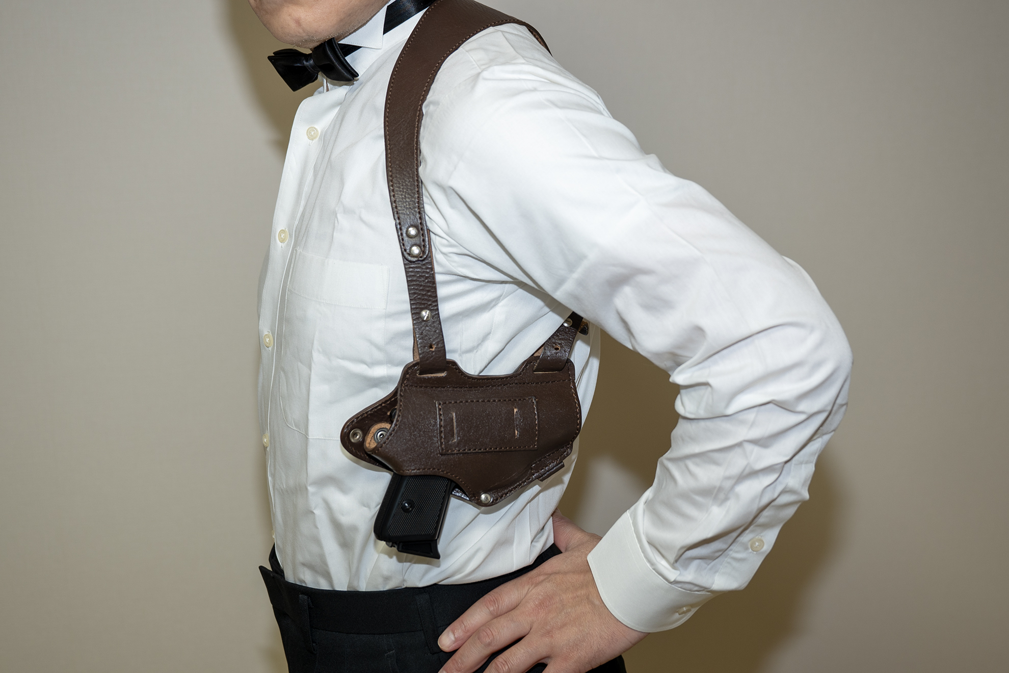 モデルガンで楽しむ際は、ホルスターにもこだわりたい。ホルスターは、銃を収納、携行するためのホルダーで、腰のベルトにつけたり、脇の下に吊ったりする。秘密のエージェントは、銃を持っていることを悟られないように、小型の銃を懐に隠し持つ。そんな条件に合うホルスターを見つけて入手した。実はフリーマーケットで偶然であったホルスターなのだが、しっかりした縫製で、装着感もよく気に入っている。ホルスターを装着して、ジャケットを羽織れば、気分はもう、映画の主人公だ