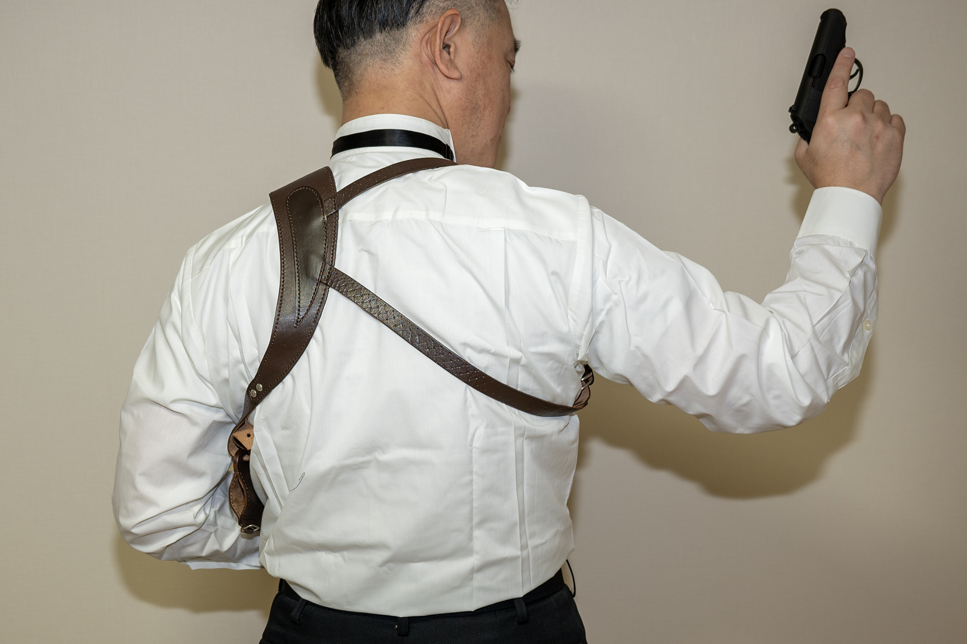 モデルガンで楽しむ際は、ホルスターにもこだわりたい。ホルスターは、銃を収納、携行するためのホルダーで、腰のベルトにつけたり、脇の下に吊ったりする。秘密のエージェントは、銃を持っていることを悟られないように、小型の銃を懐に隠し持つ。そんな条件に合うホルスターを見つけて入手した。実はフリーマーケットで偶然であったホルスターなのだが、しっかりした縫製で、装着感もよく気に入っている。ホルスターを装着して、ジャケットを羽織れば、気分はもう、映画の主人公だ