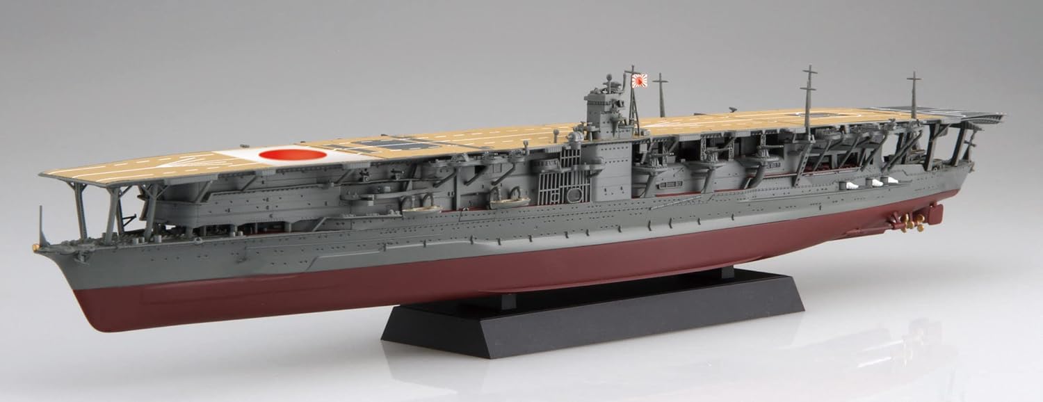 「1/700 艦NX4EX-3 日本海軍航空母艦 赤城 特別仕様（昭和17年ミッドウェー海戦）」の完成写真。対空識別を甲板に施したミッドウェー島攻略戦の姿を制作できます。