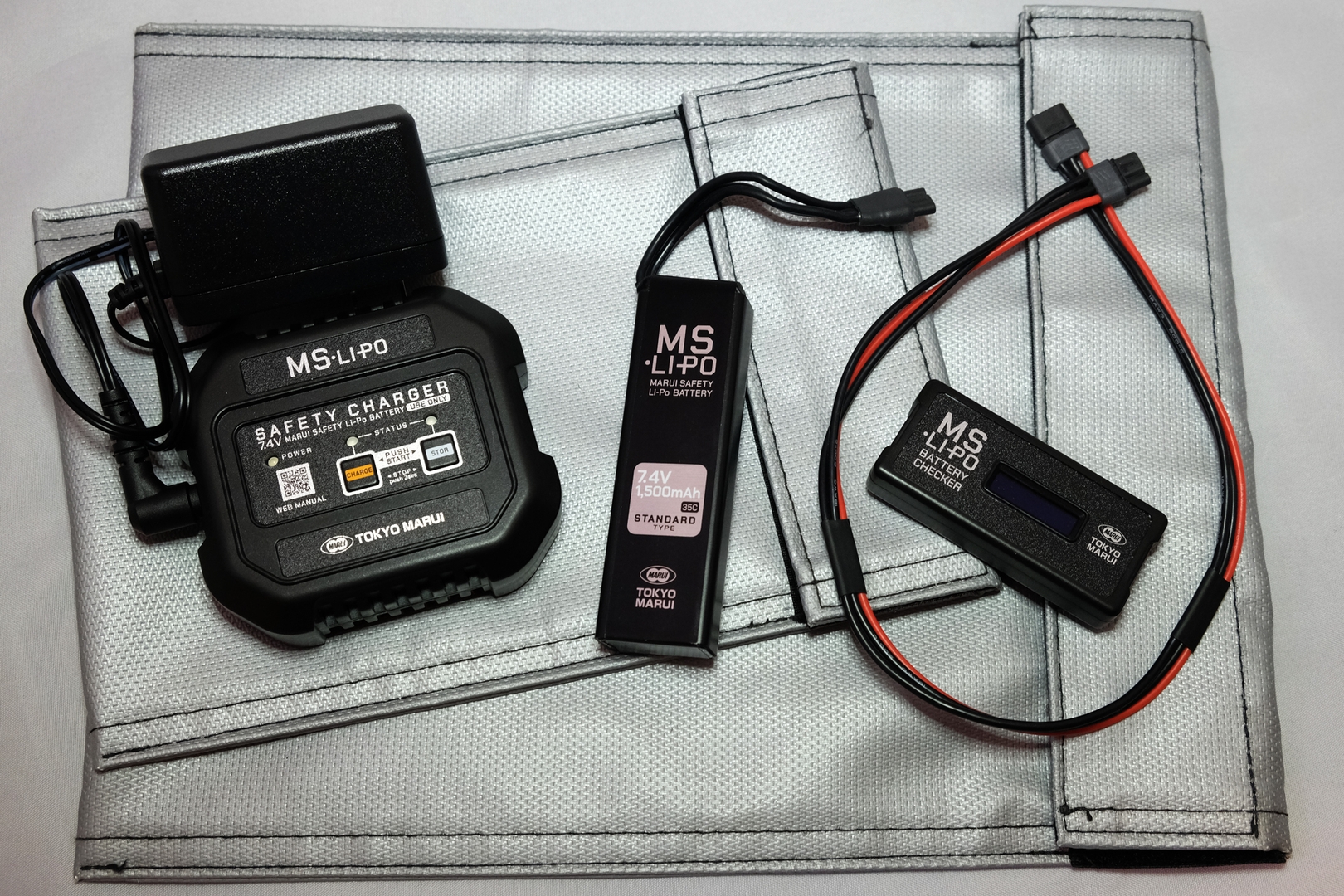 「MS Li-Po バッテリー」本体と周辺機器