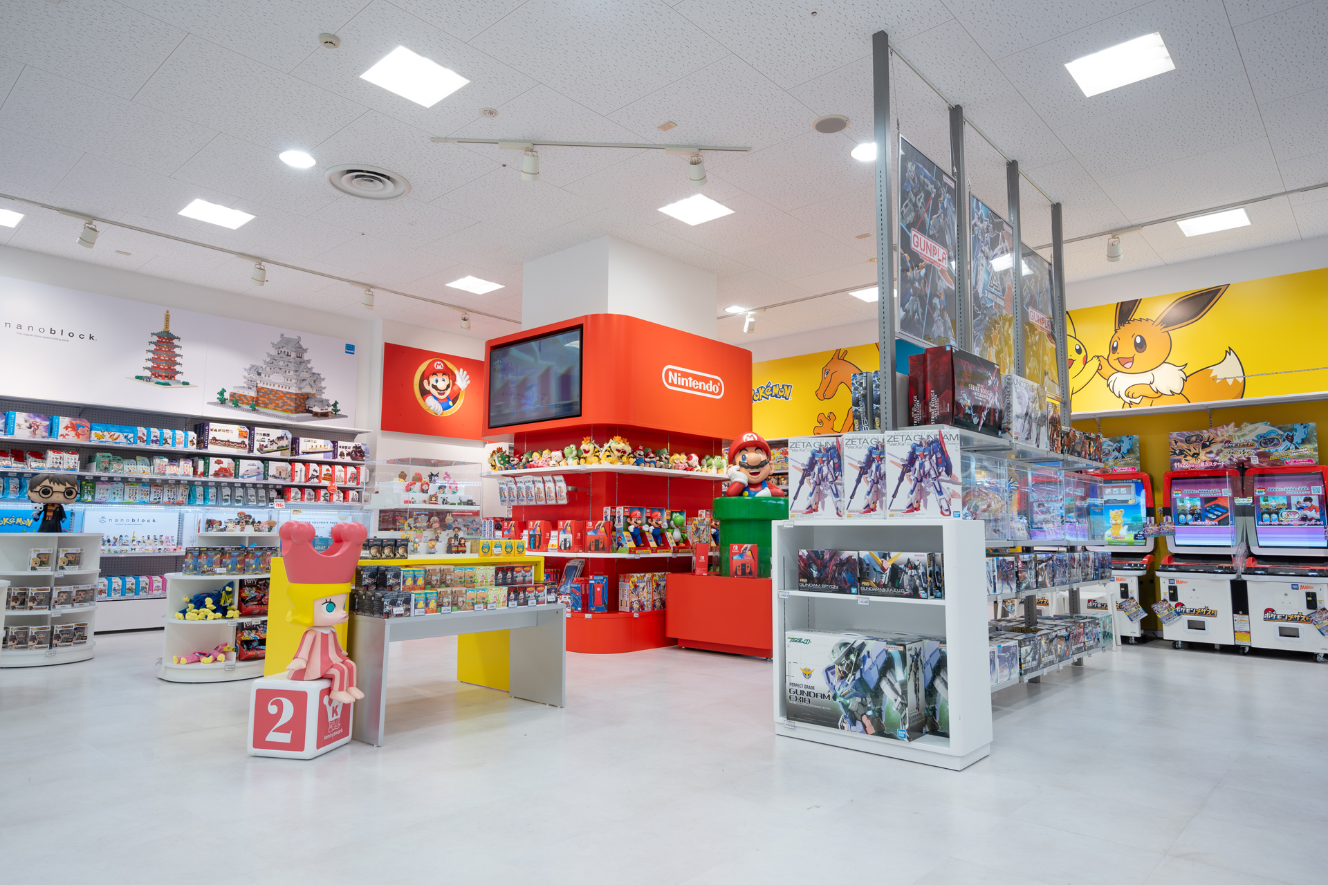 従来の店舗より商品陳列の密度はないが、コンセプトがはっきりした商品を集めている